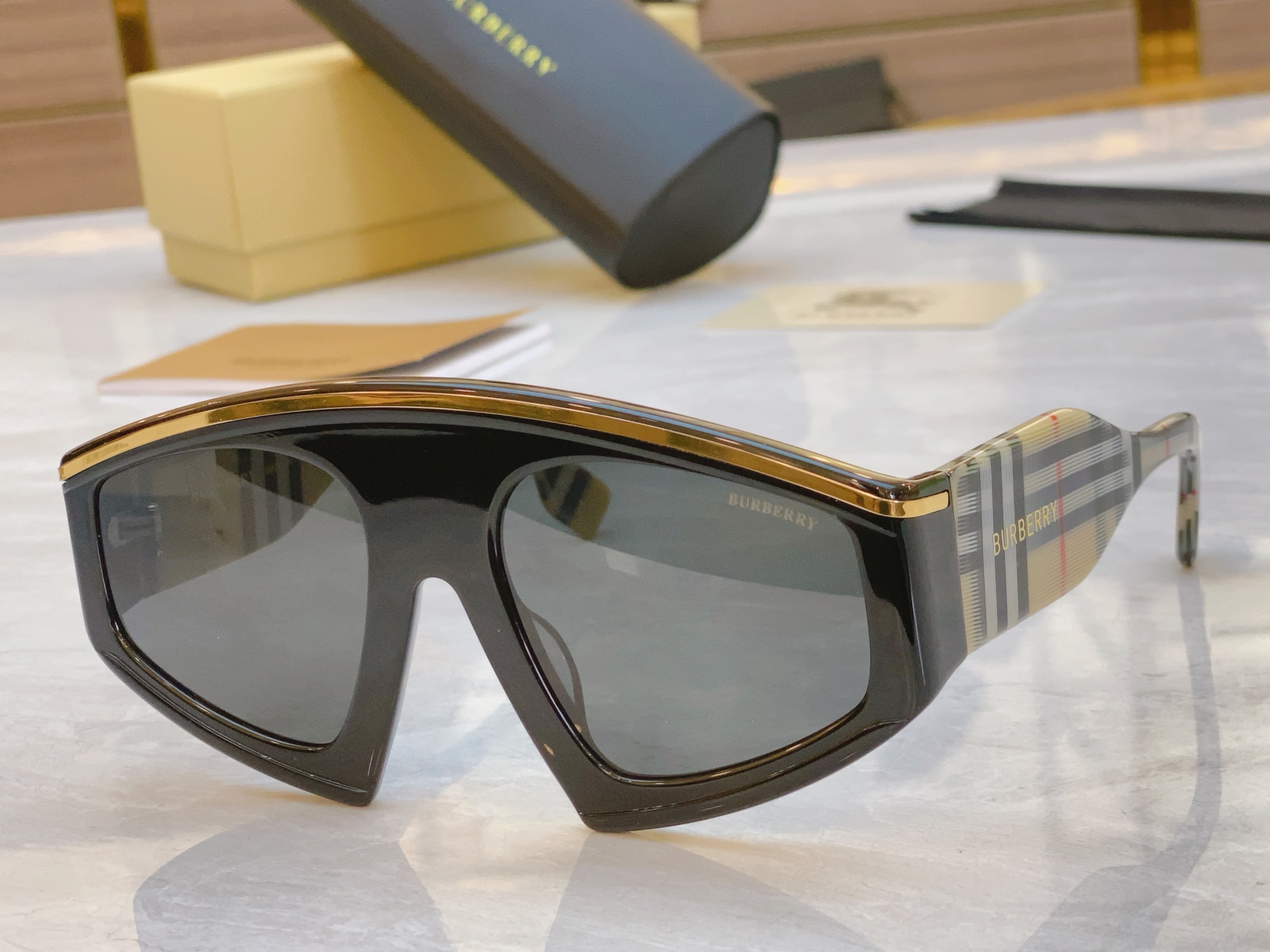 ，【BURBERR*】巴宝*莉新款太阳镜🕶️，MODEL：BE4353，SIZE：56口22-135