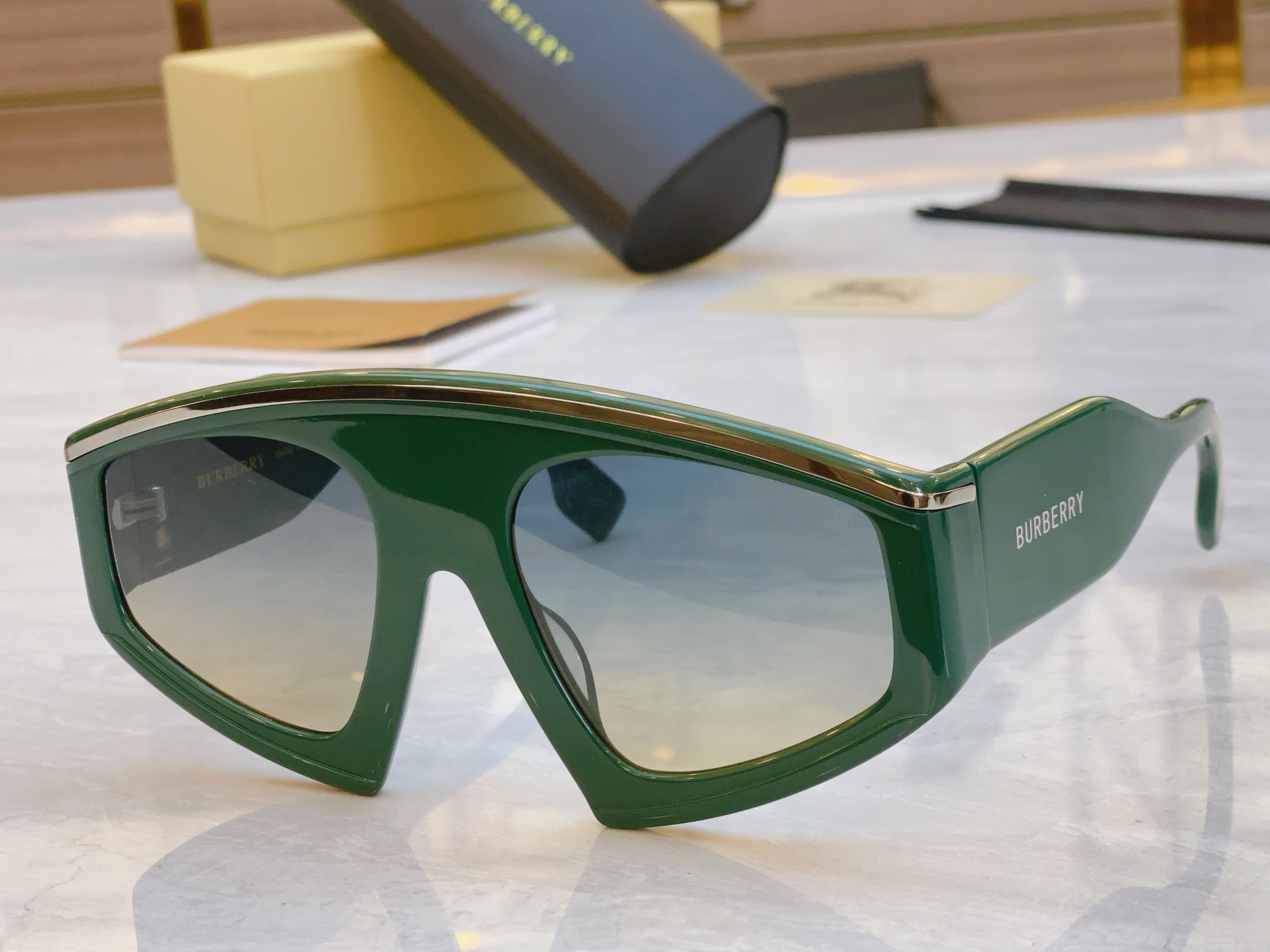 ，【BURBERR*】巴宝*莉新款太阳镜🕶️，MODEL：BE4353，SIZE：56口22-135