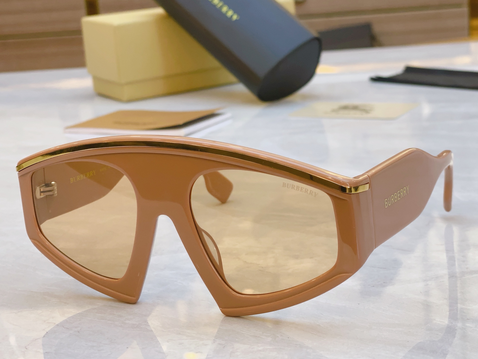 ，【BURBERR*】巴宝*莉新款太阳镜🕶️，MODEL：BE4353，SIZE：56口22-135