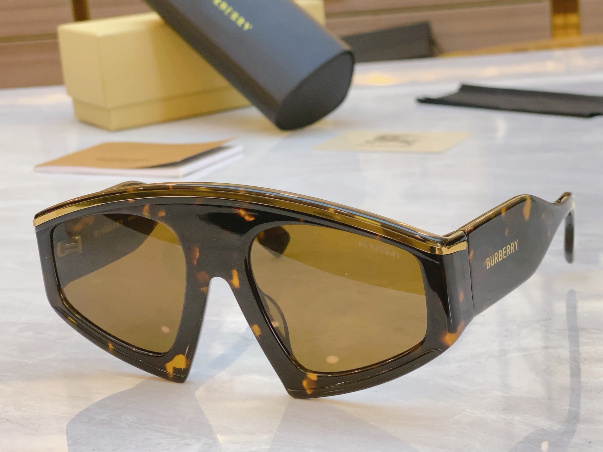 ，【BURBERR*】巴宝*莉新款太阳镜🕶️，MODEL：BE4353，SIZE：56口22-135