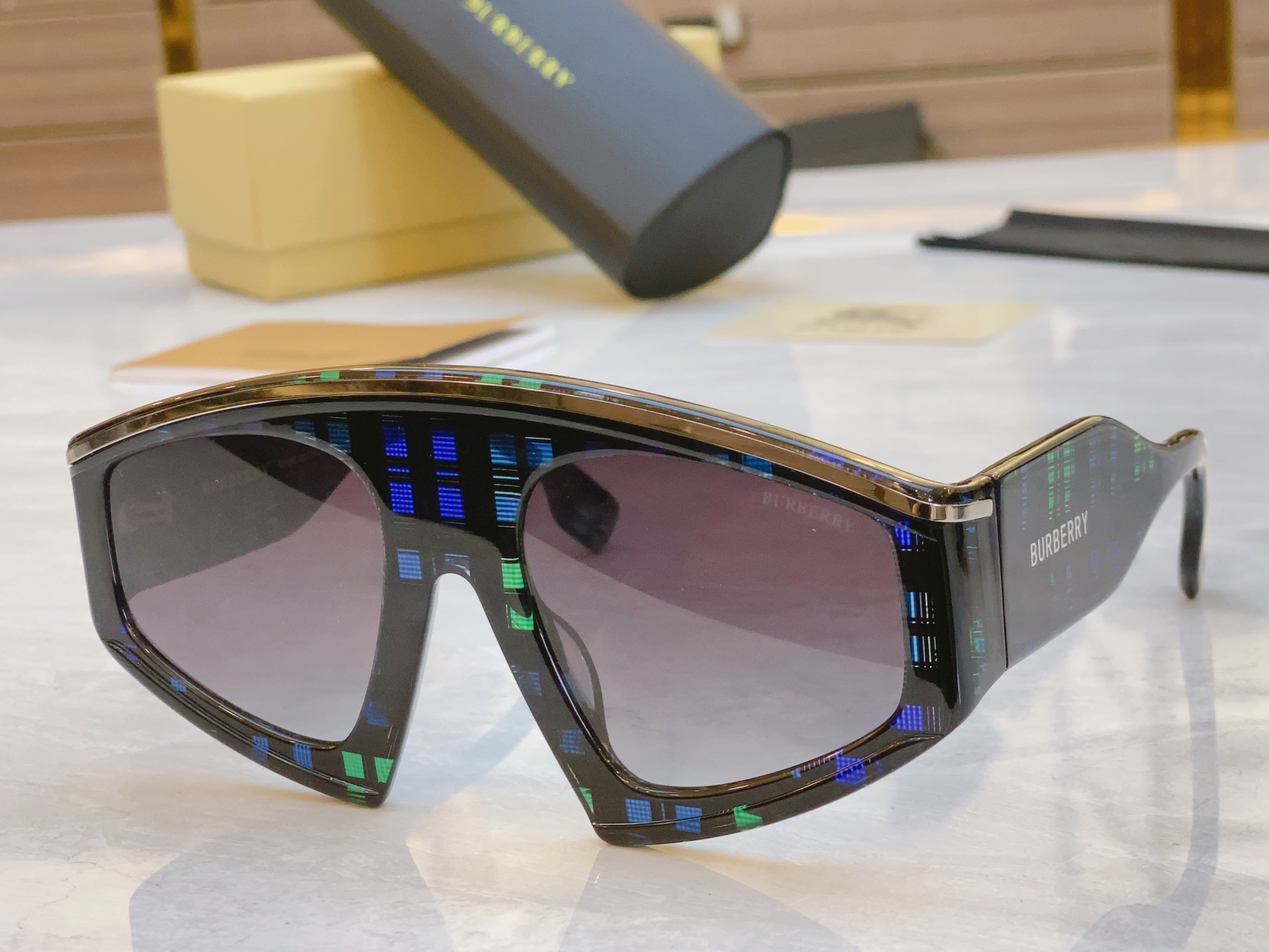 ，【BURBERR*】巴宝*莉新款太阳镜🕶️，MODEL：BE4353，SIZE：56口22-135