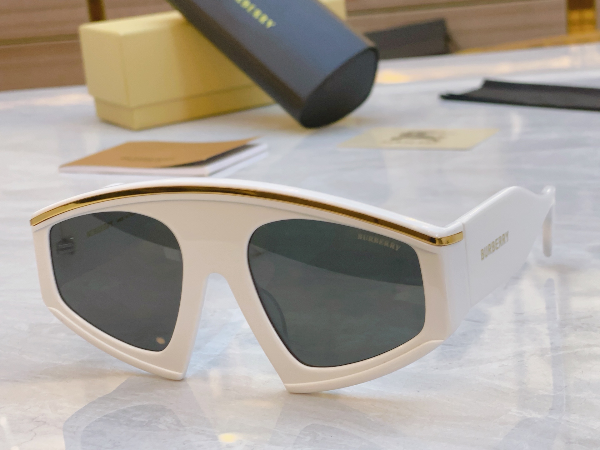 ，【BURBERR*】巴宝*莉新款太阳镜🕶️，MODEL：BE4353，SIZE：56口22-135