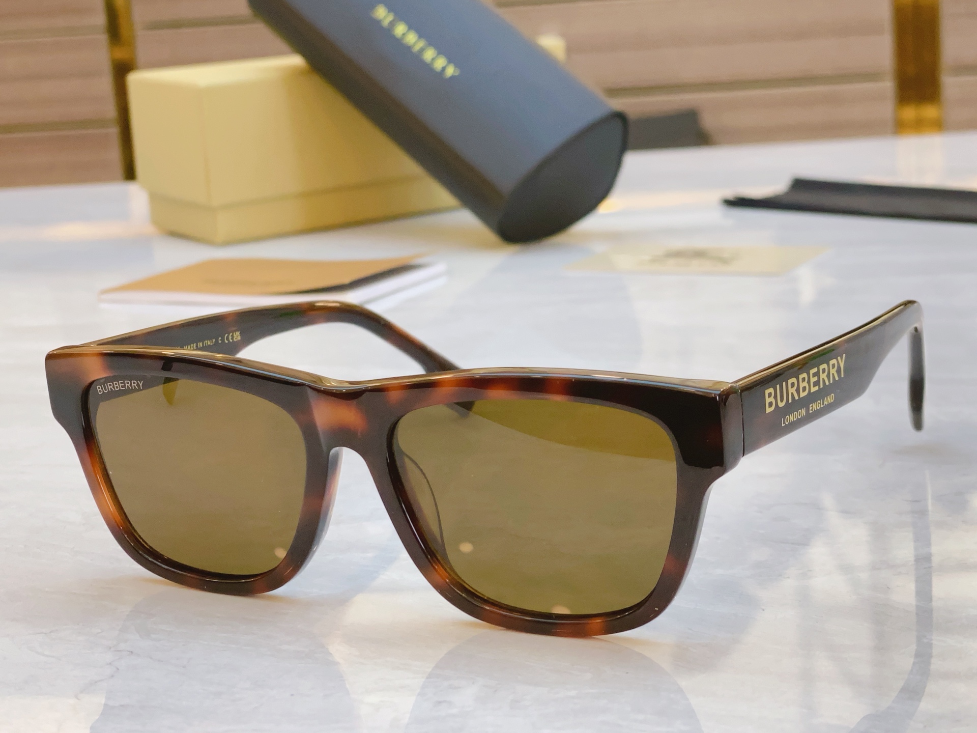 ，【BURBERR*】巴宝*莉新款太阳镜🕶️，MODEL：BE4293，SIZE：56口17-145