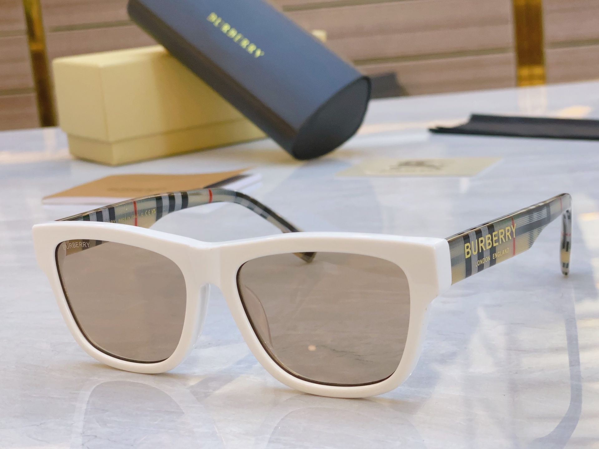 ，【BURBERR*】巴宝*莉新款太阳镜🕶️，MODEL：BE4293，SIZE：56口17-145