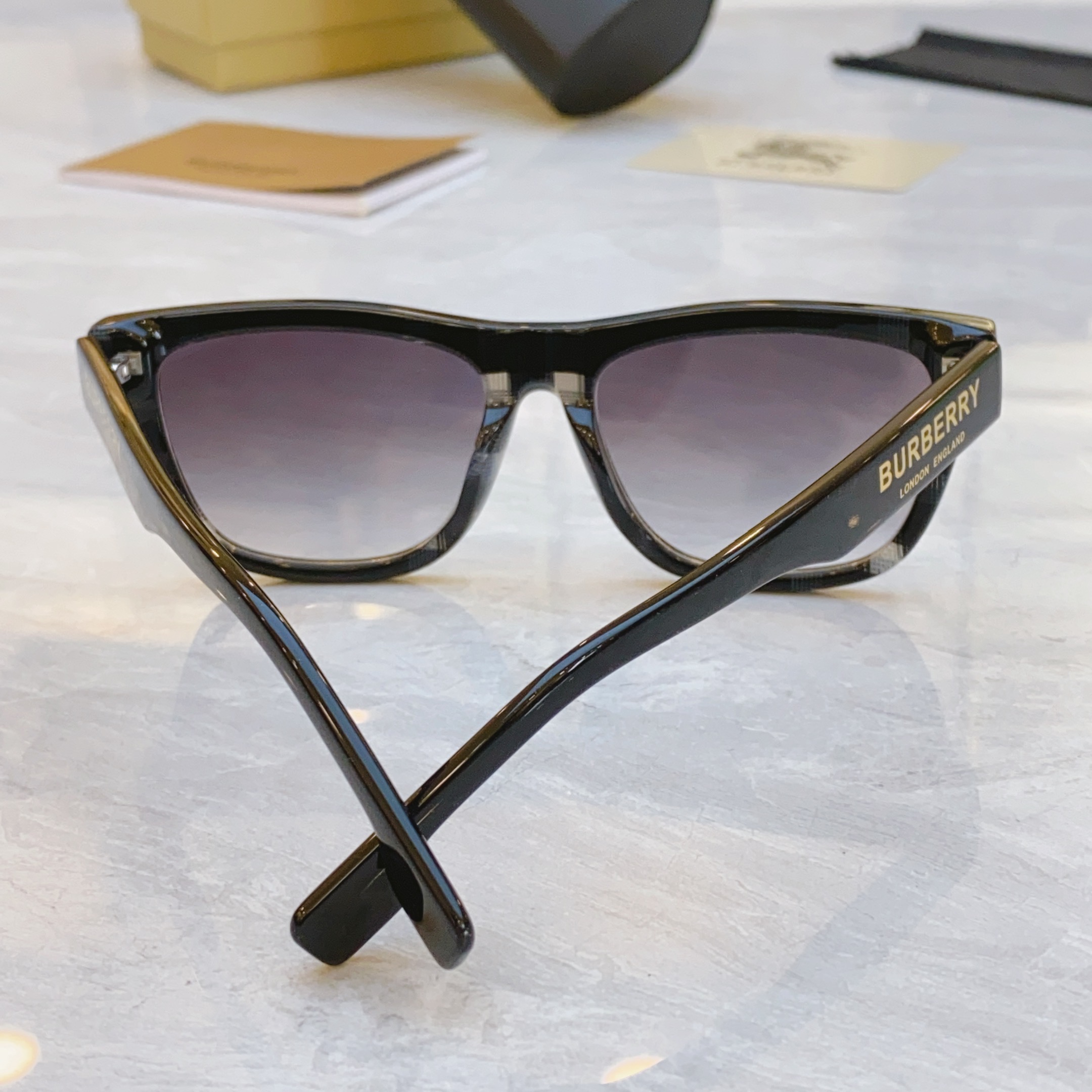 ，【BURBERR*】巴宝*莉新款太阳镜🕶️，MODEL：BE4293，SIZE：56口17-145