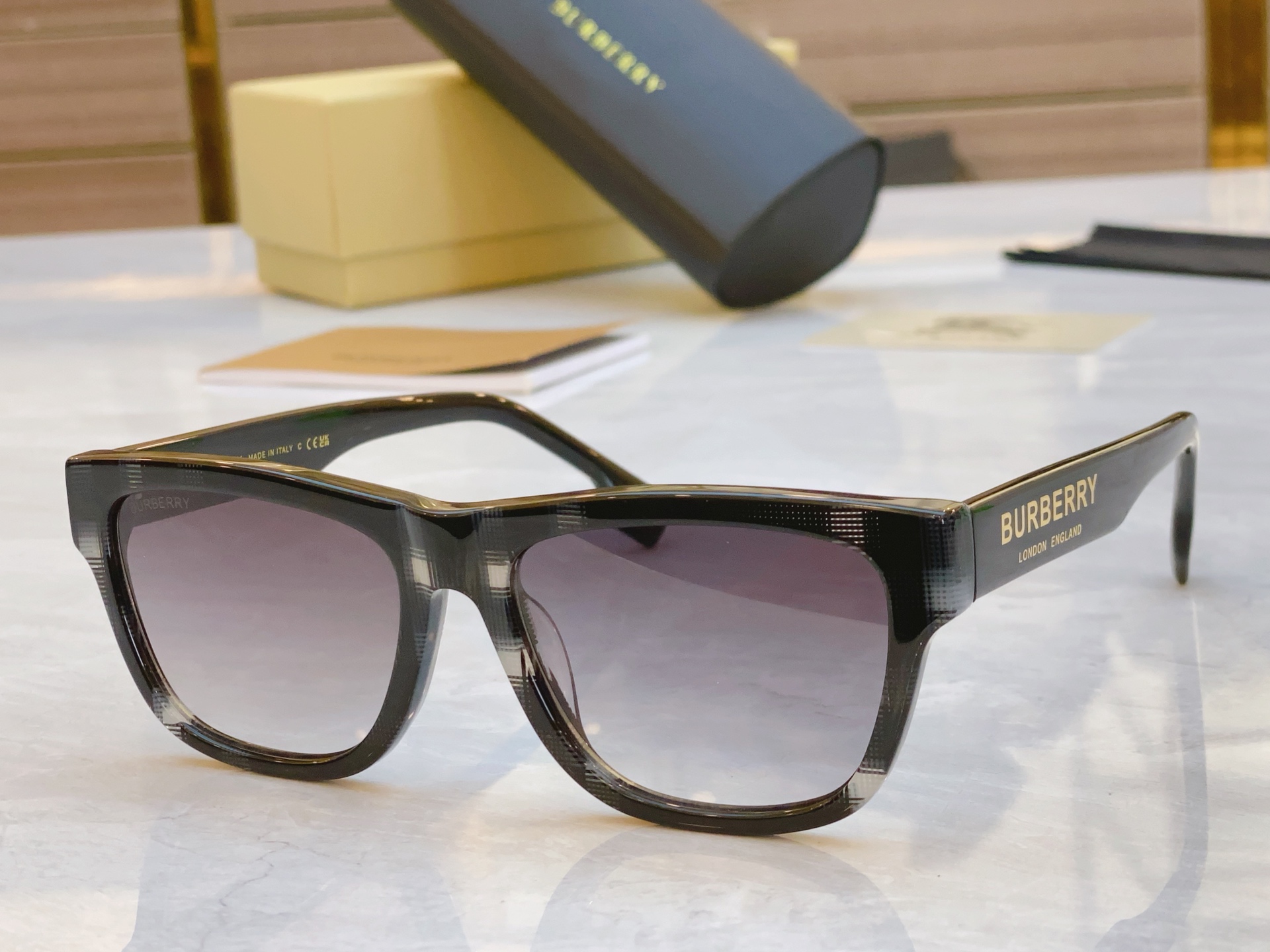 ，【BURBERR*】巴宝*莉新款太阳镜🕶️，MODEL：BE4293，SIZE：56口17-145