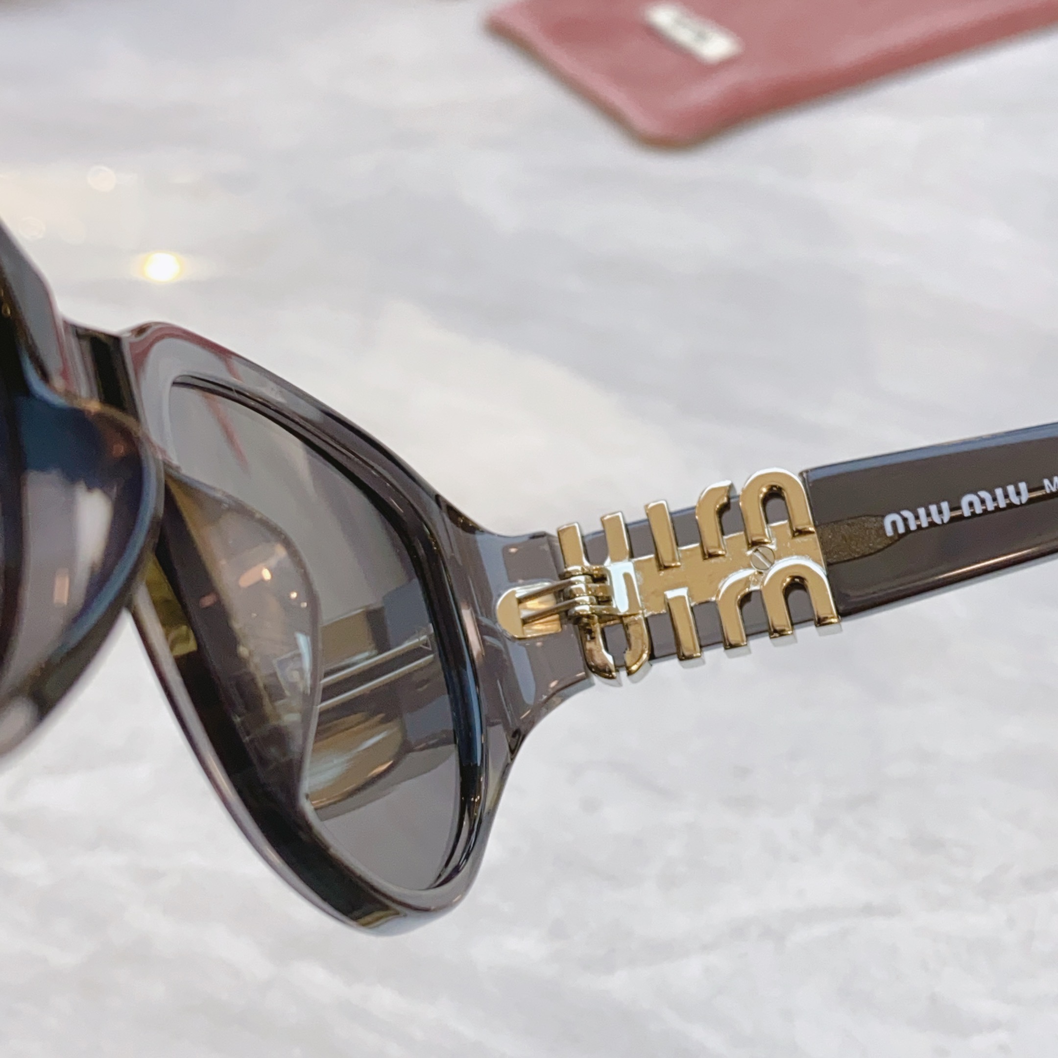 ，【MIU MI*】缪缪新款太阳镜，
MODELSMU 16ZS，SIZE：55口21-130