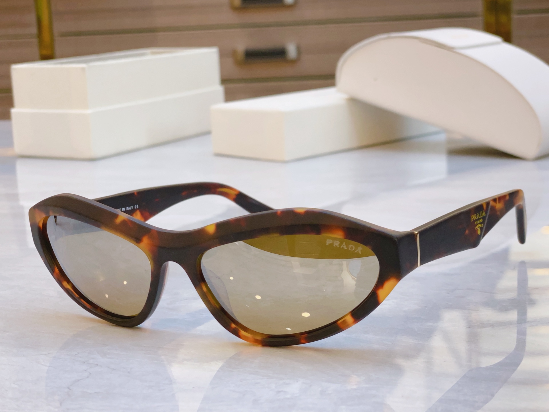 ，【PRAD*】普拉*达新款太阳镜，
MODEL：PRA 84-S，SIZE：51口17-145
