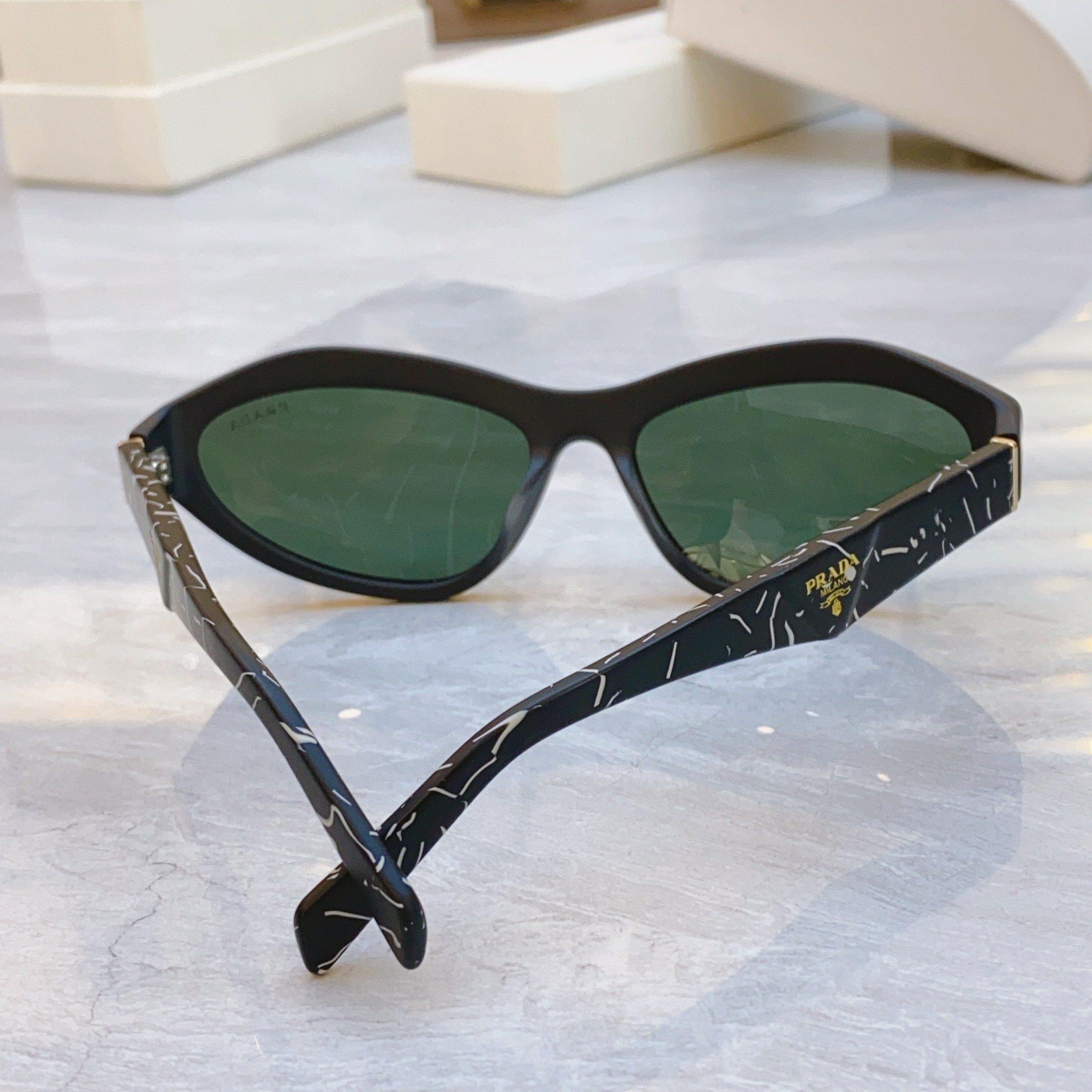 ，【PRAD*】普拉*达新款太阳镜，
MODEL：PRA 84-S，SIZE：51口17-145