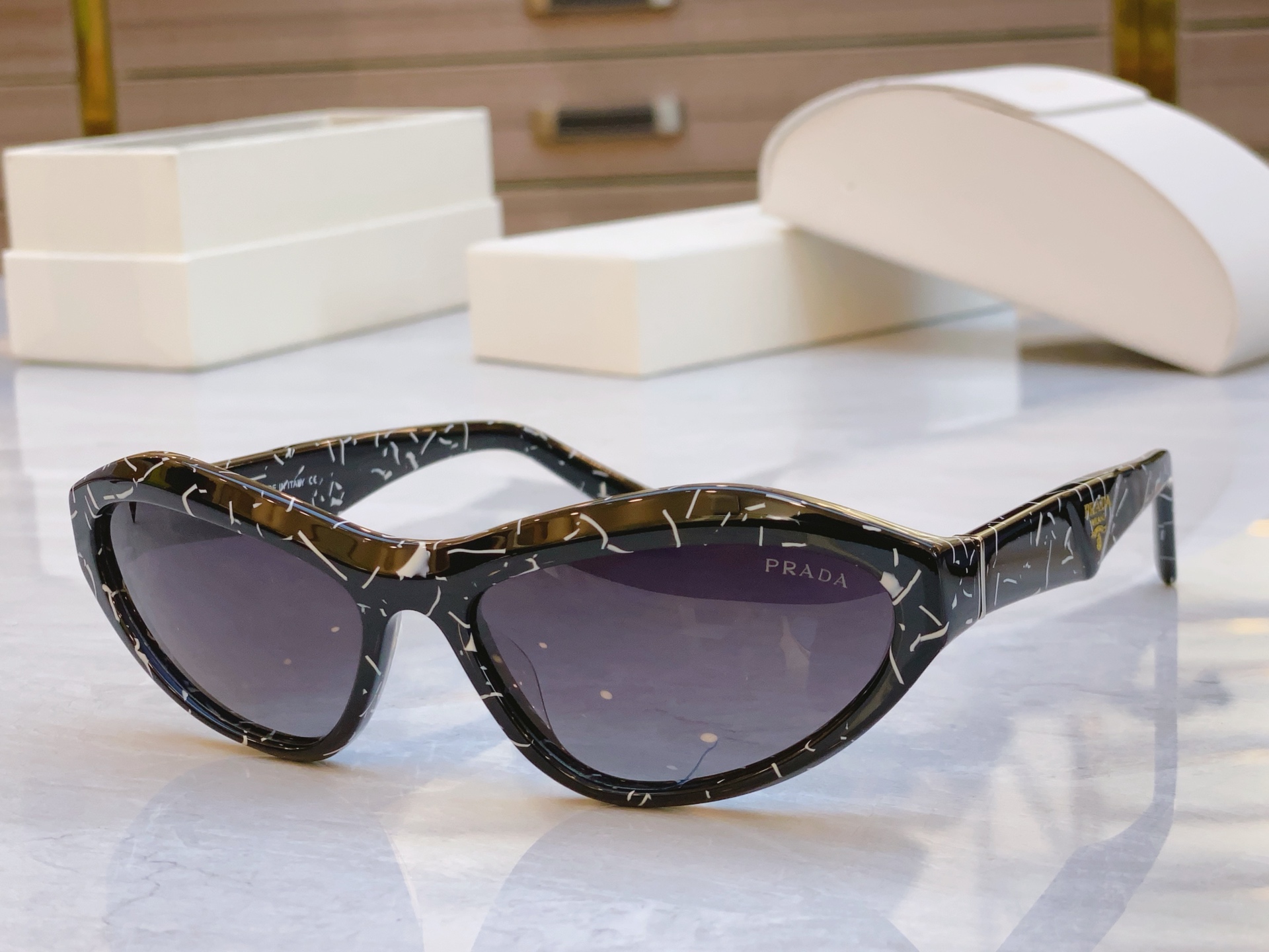 ，【PRAD*】普拉*达新款太阳镜，
MODEL：PRA 84-S，SIZE：51口17-145