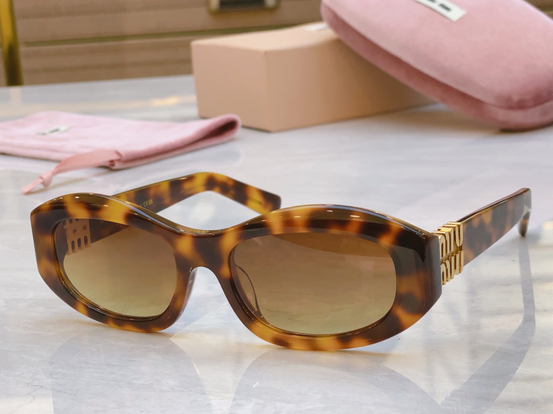 ，【MIU MI*】缪缪新款太阳镜，
MODELSMU 14ZS，SIZE：54口18-140