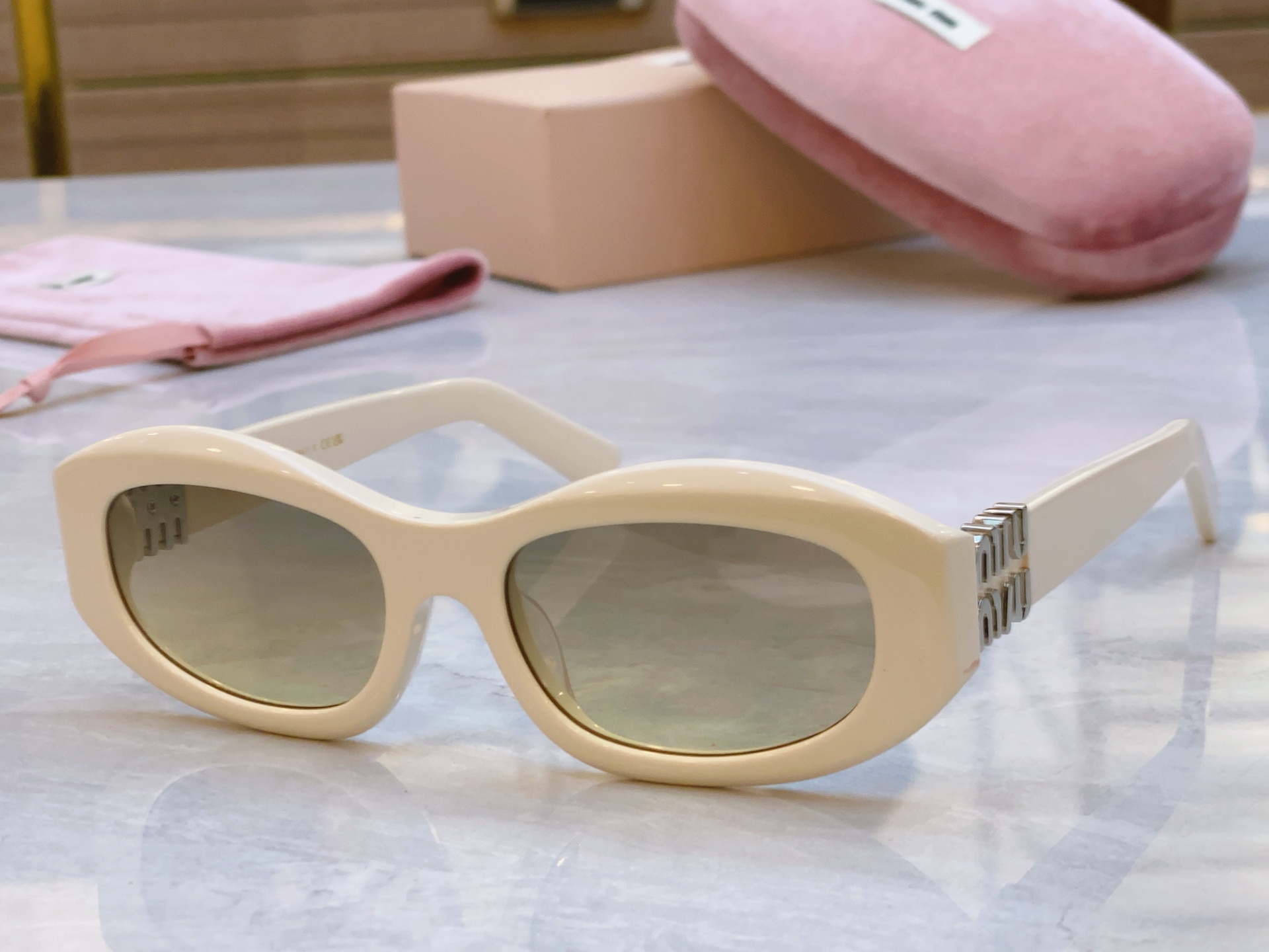 ，【MIU MI*】缪缪新款太阳镜，
MODELSMU 14ZS，SIZE：54口18-140