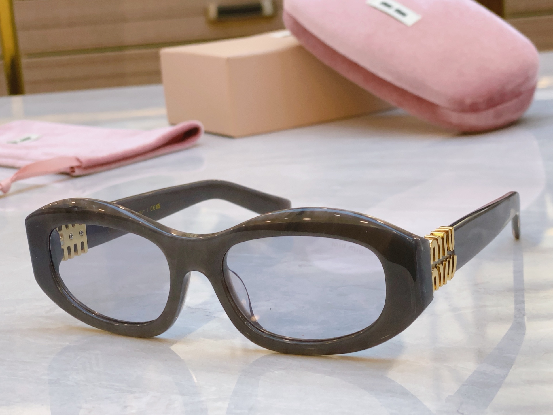 ，【MIU MI*】缪缪新款太阳镜，
MODELSMU 14ZS，SIZE：54口18-140