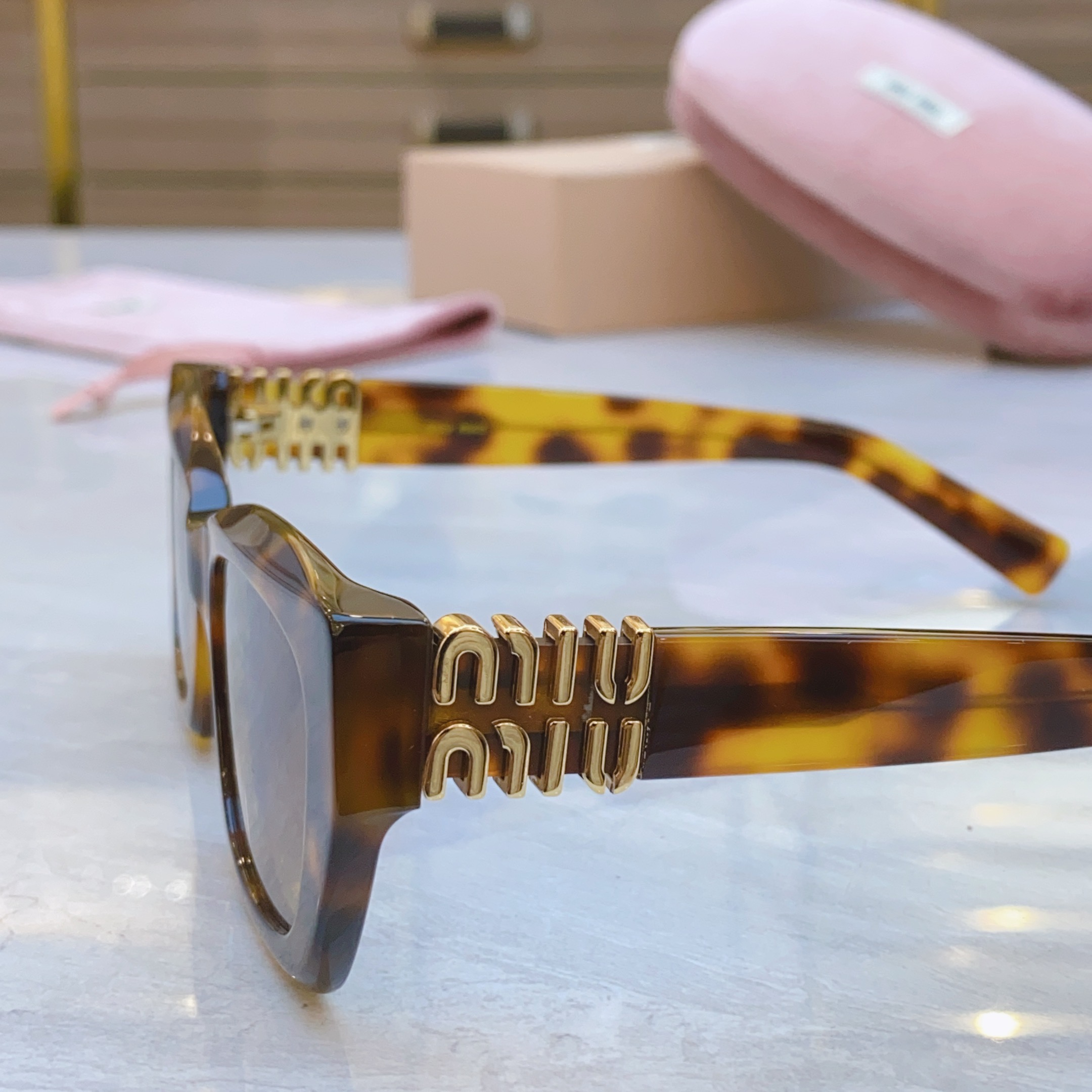 ，【MIU MI*】缪缪新款太阳镜，
MODELMU 180AV，SIZE：53口21-140