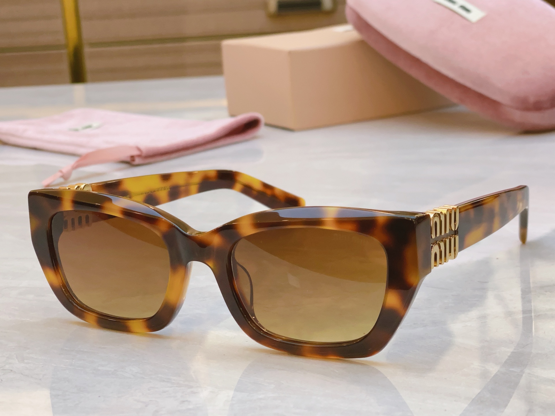 ，【MIU MI*】缪缪新款太阳镜，
MODELMU 180AV，SIZE：53口21-140
