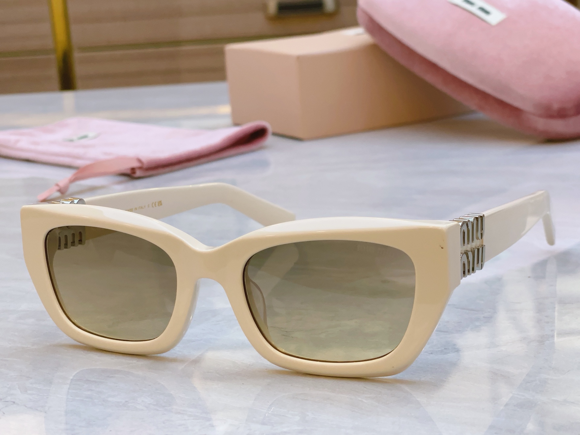 ，【MIU MI*】缪缪新款太阳镜，
MODELMU 180AV，SIZE：53口21-140