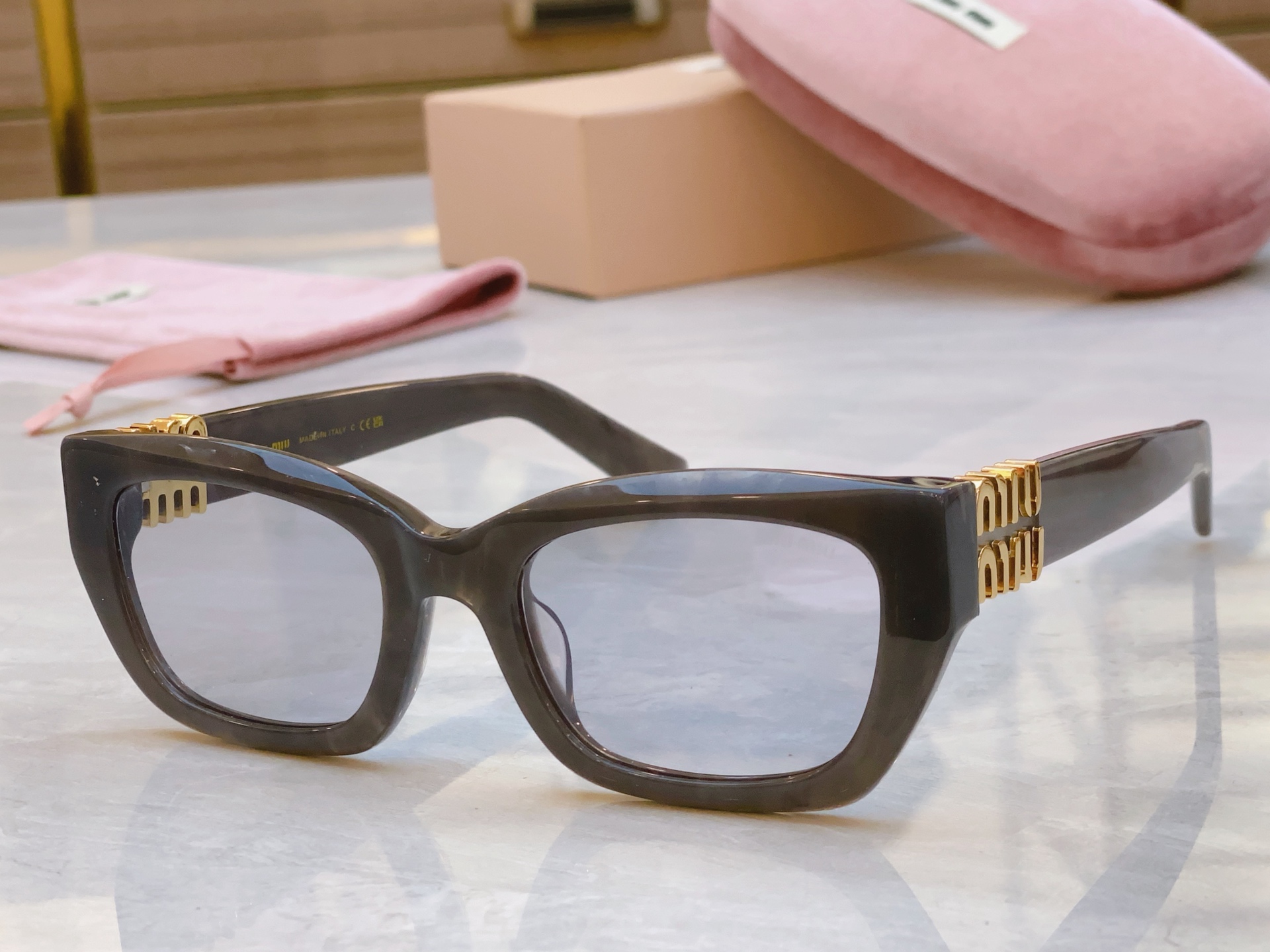 ，【MIU MI*】缪缪新款太阳镜，
MODELMU 180AV，SIZE：53口21-140