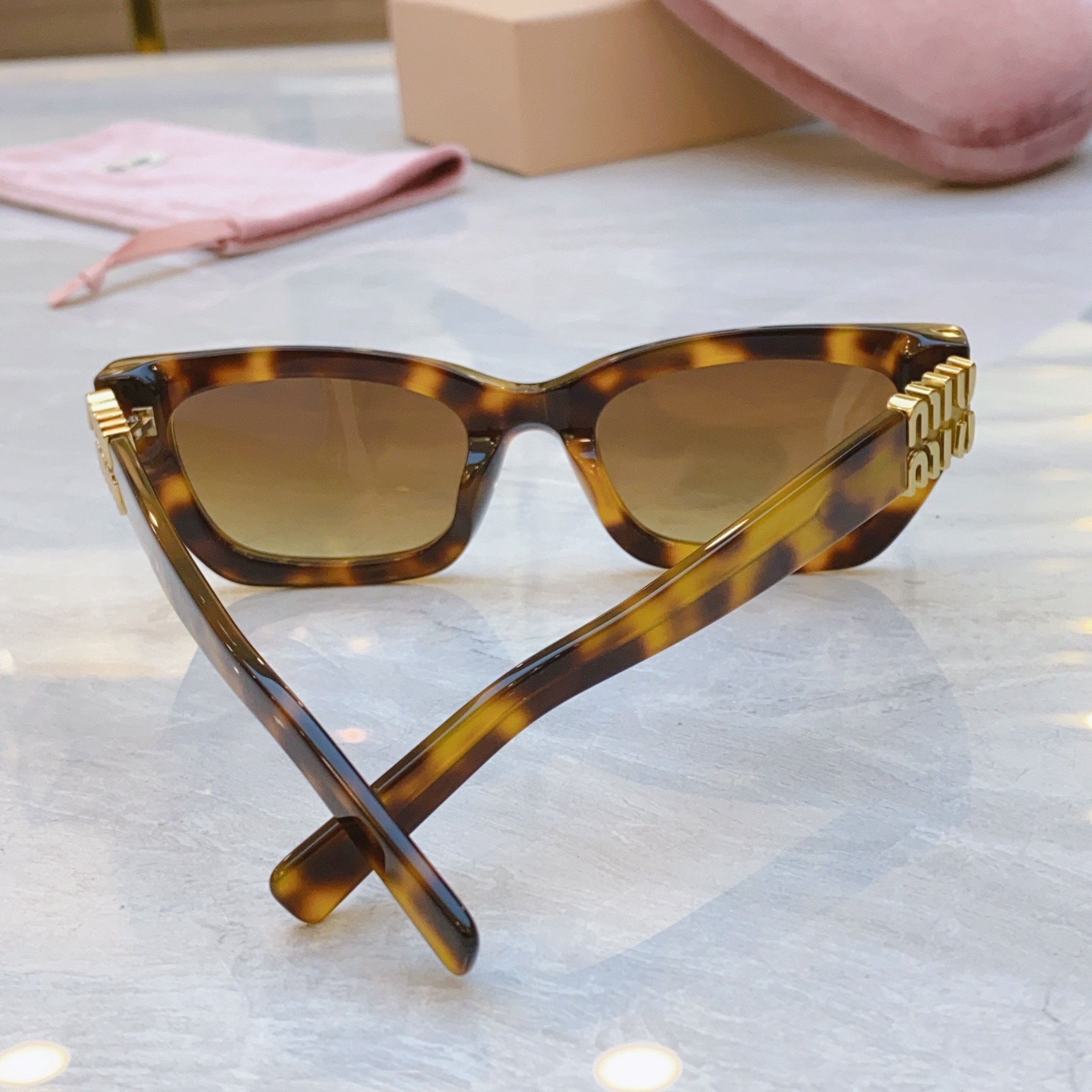 ，【MIU MI*】缪缪新款太阳镜，
MODELMU 180AV，SIZE：53口21-140
