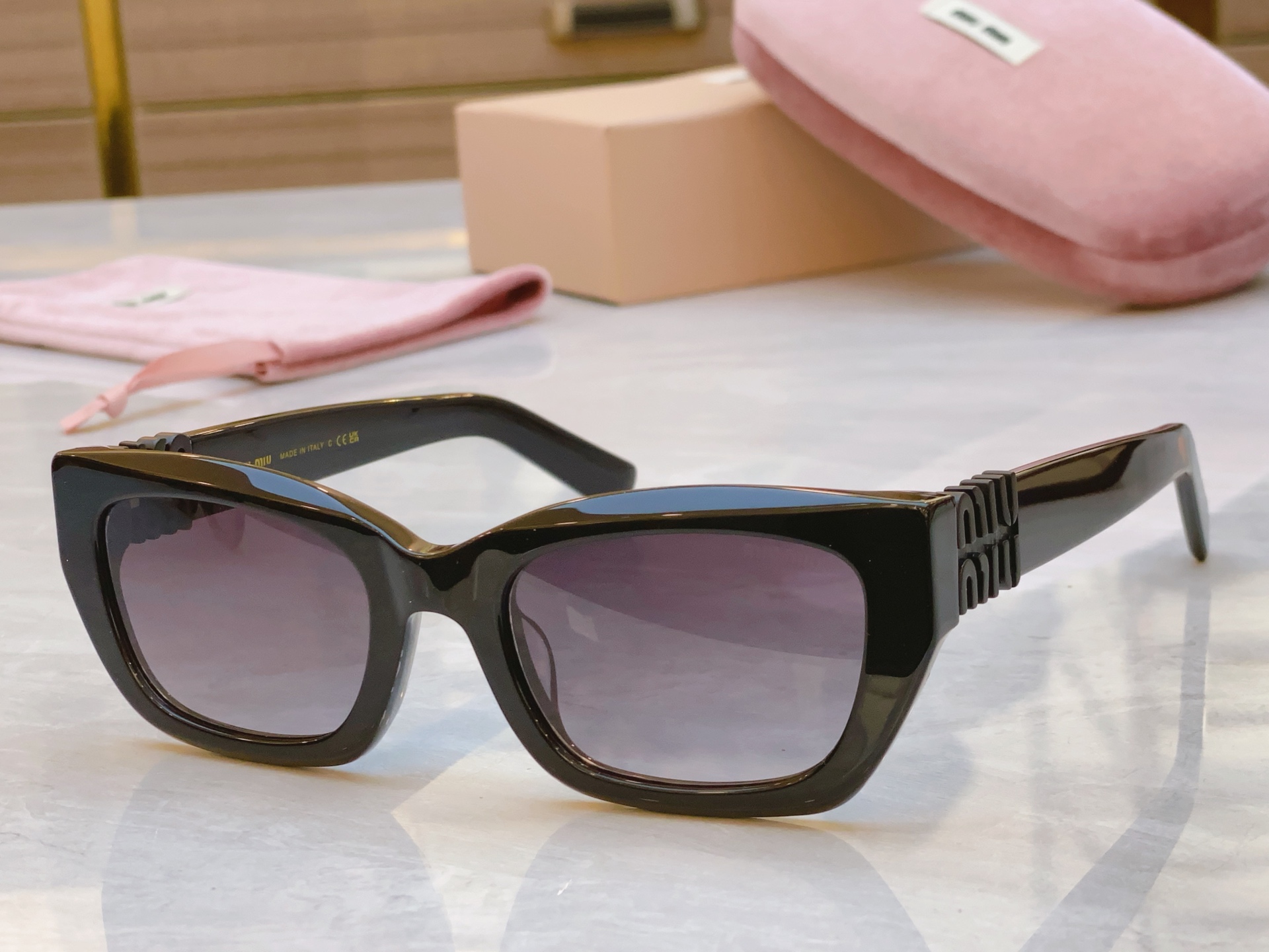 ，【MIU MI*】缪缪新款太阳镜，
MODELMU 180AV，SIZE：53口21-140