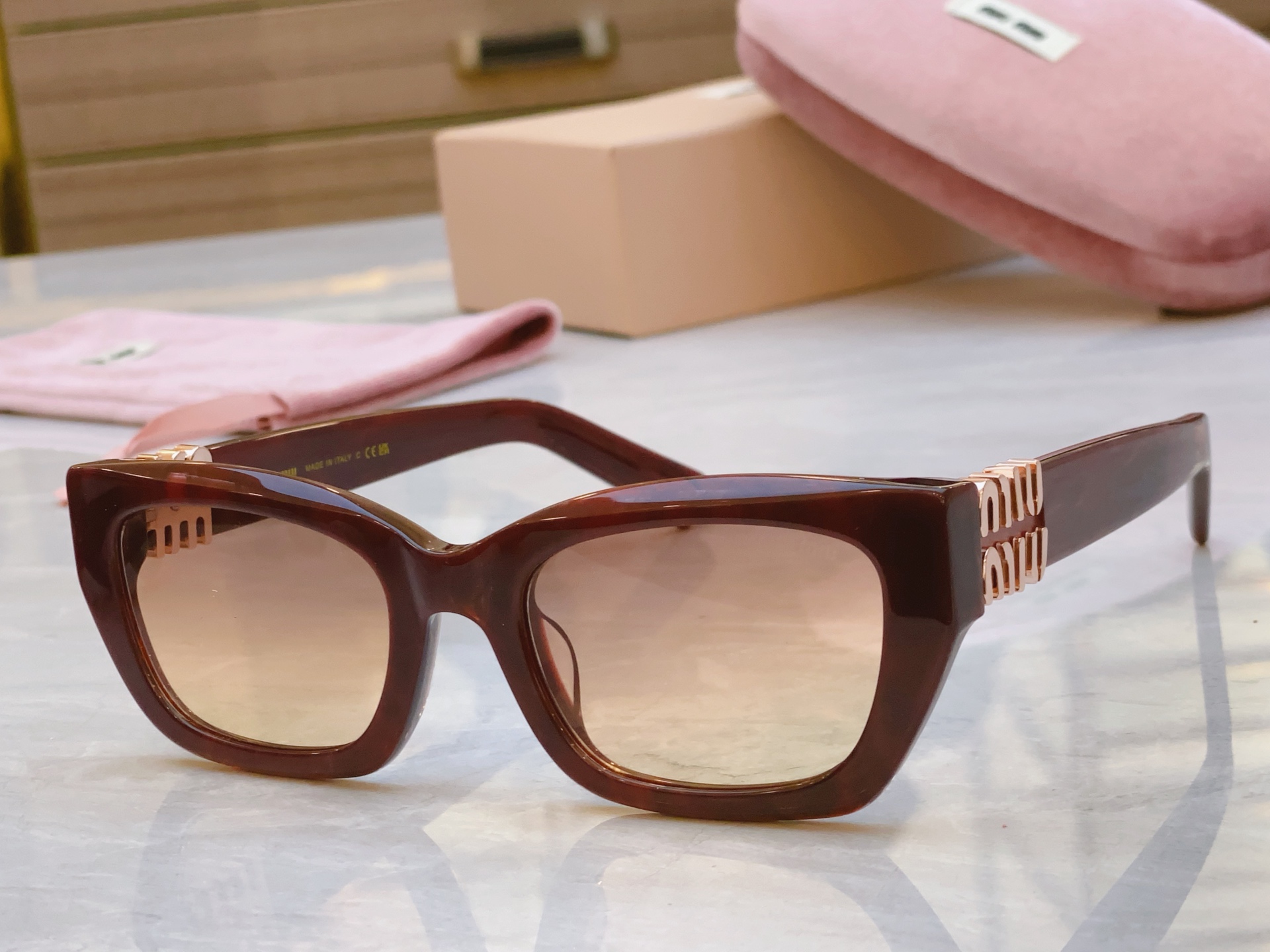 ，【MIU MI*】缪缪新款太阳镜，
MODELMU 180AV，SIZE：53口21-140