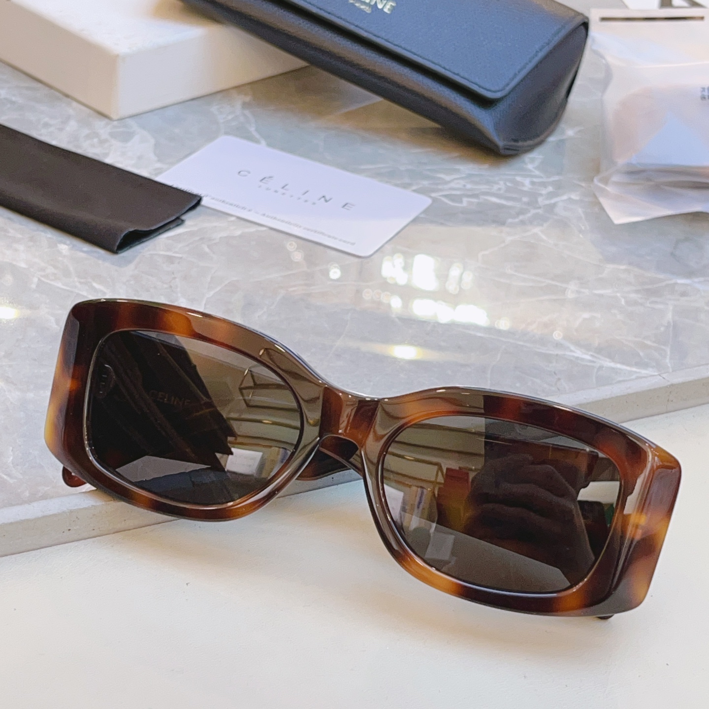 ，【CELIN*】赛*琳新款太阳镜， 原单高品质，MODELCL40282U ，SIZE 53口18-1