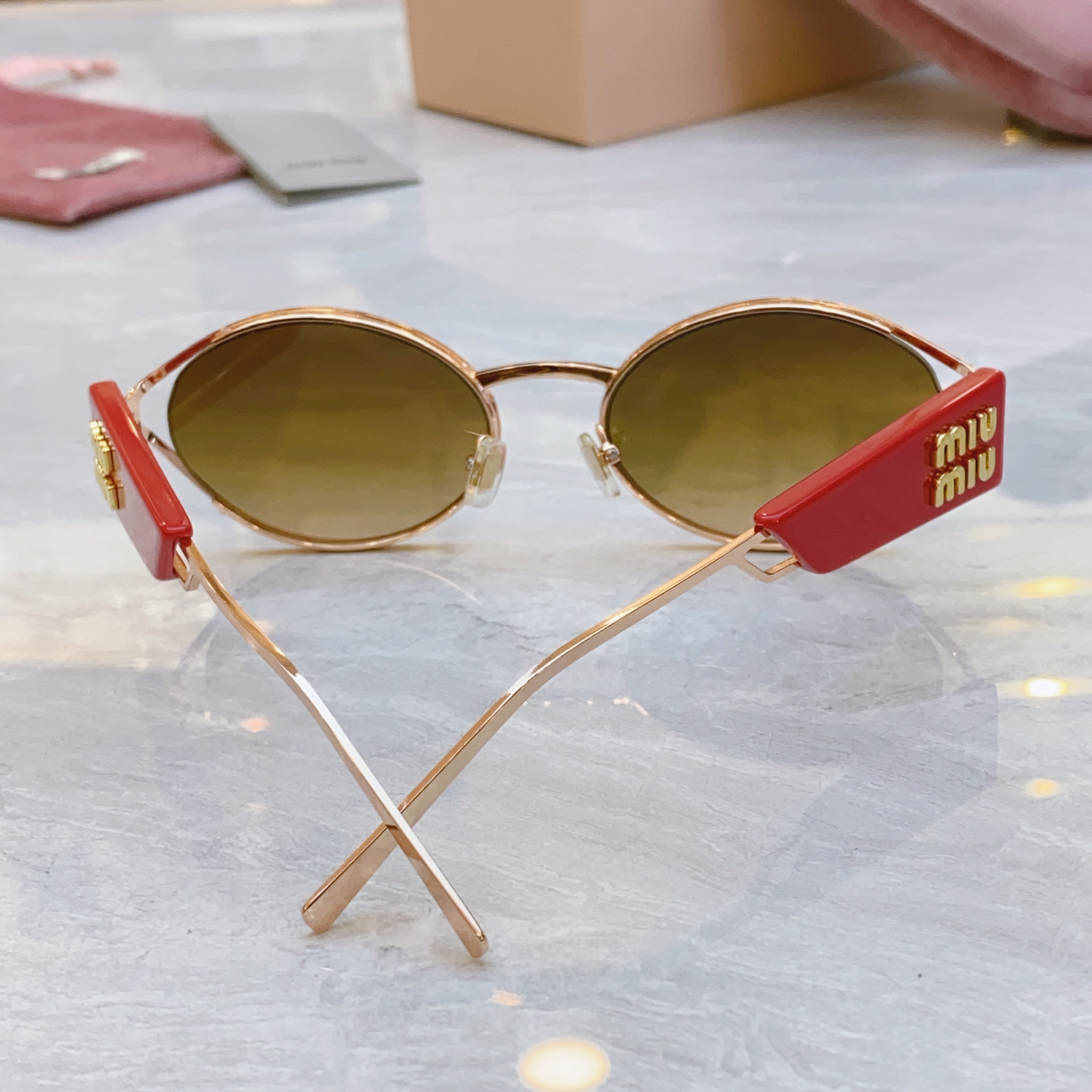，【MIU MI*】缪缪新款太阳镜，
MODELSMU 134AV，SIZE：56口20-142