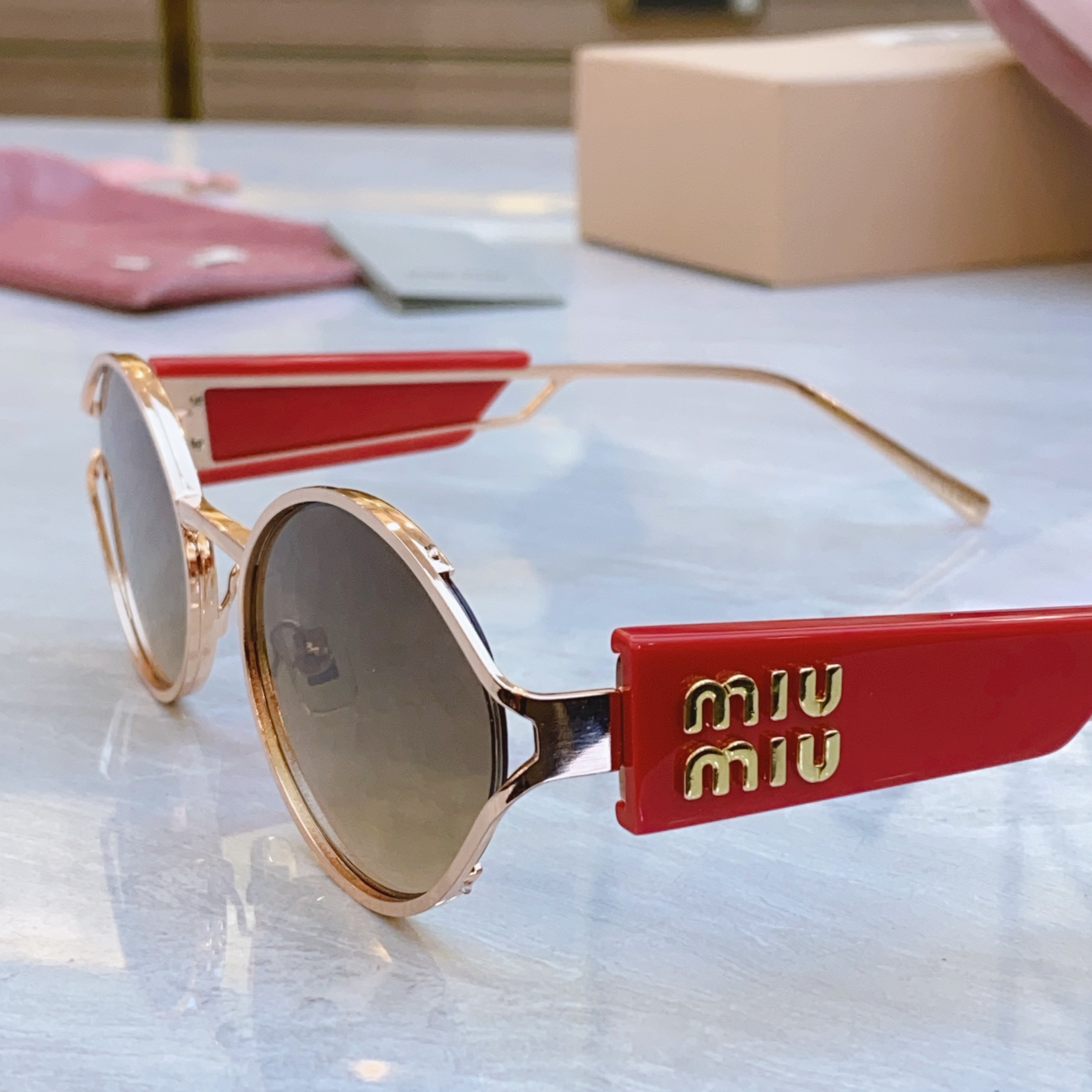 ，【MIU MI*】缪缪新款太阳镜，
MODELSMU 134AV，SIZE：56口20-142