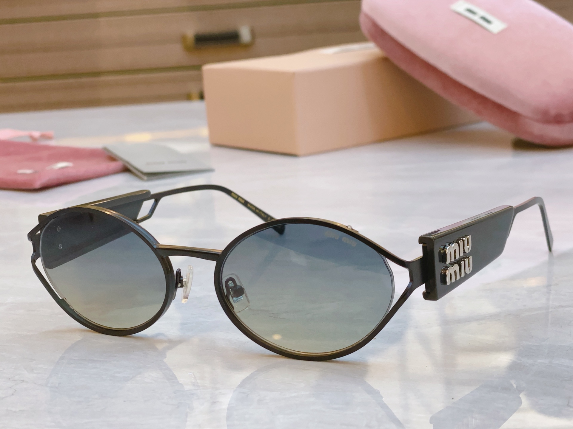 ，【MIU MI*】缪缪新款太阳镜，
MODELSMU 134AV，SIZE：56口20-142