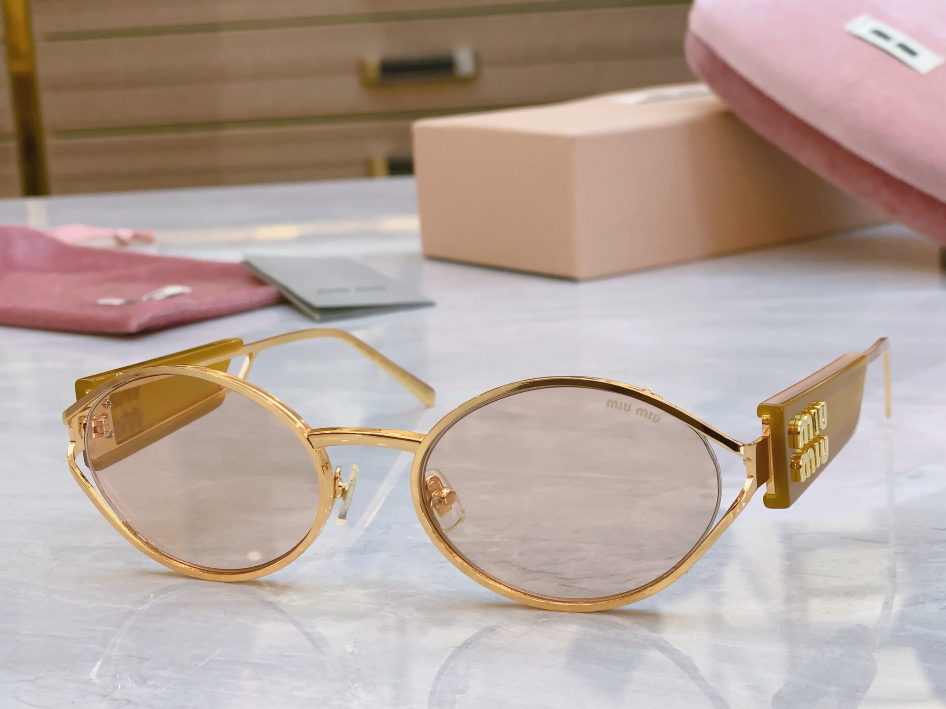，【MIU MI*】缪缪新款太阳镜，
MODELSMU 134AV，SIZE：56口20-142