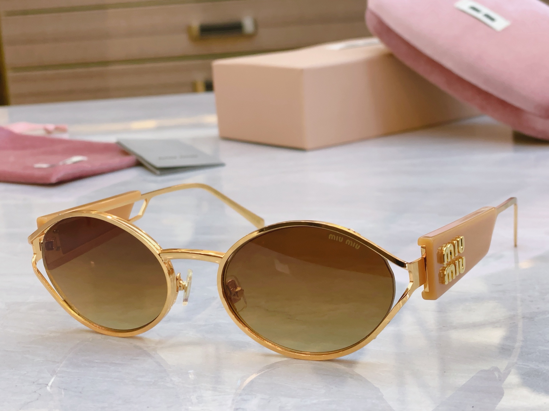 ，【MIU MI*】缪缪新款太阳镜，
MODELSMU 134AV，SIZE：56口20-142