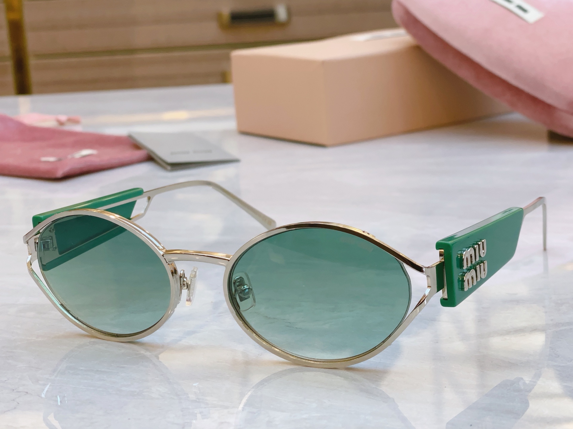，【MIU MI*】缪缪新款太阳镜，
MODELSMU 134AV，SIZE：56口20-142
