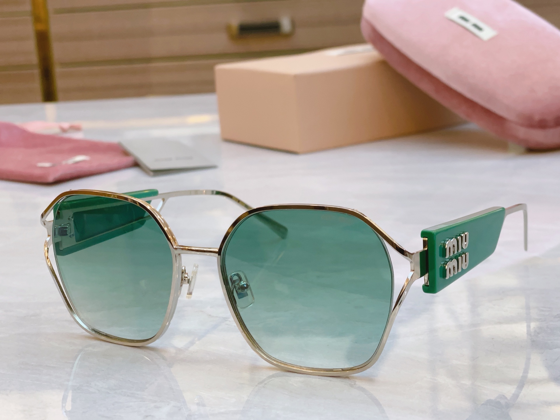 ，【MIU MI*】缪缪新款太阳镜，MODELSMU 133AV，SIZE：56口18-142