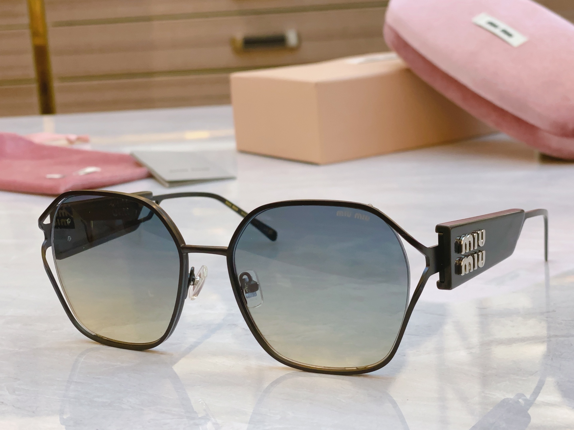 ，【MIU MI*】缪缪新款太阳镜，MODELSMU 133AV，SIZE：56口18-142