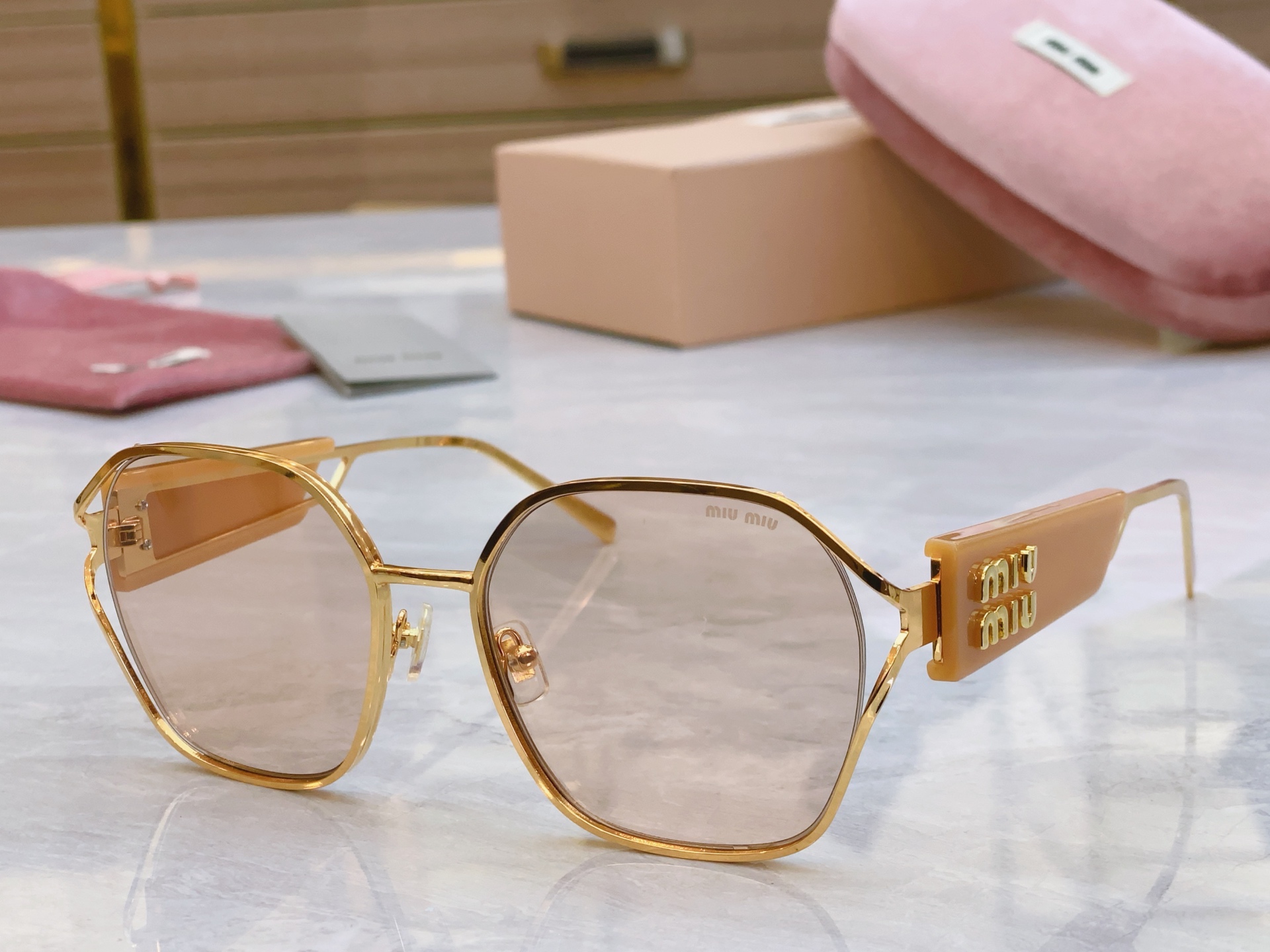 ，【MIU MI*】缪缪新款太阳镜，MODELSMU 133AV，SIZE：56口18-142