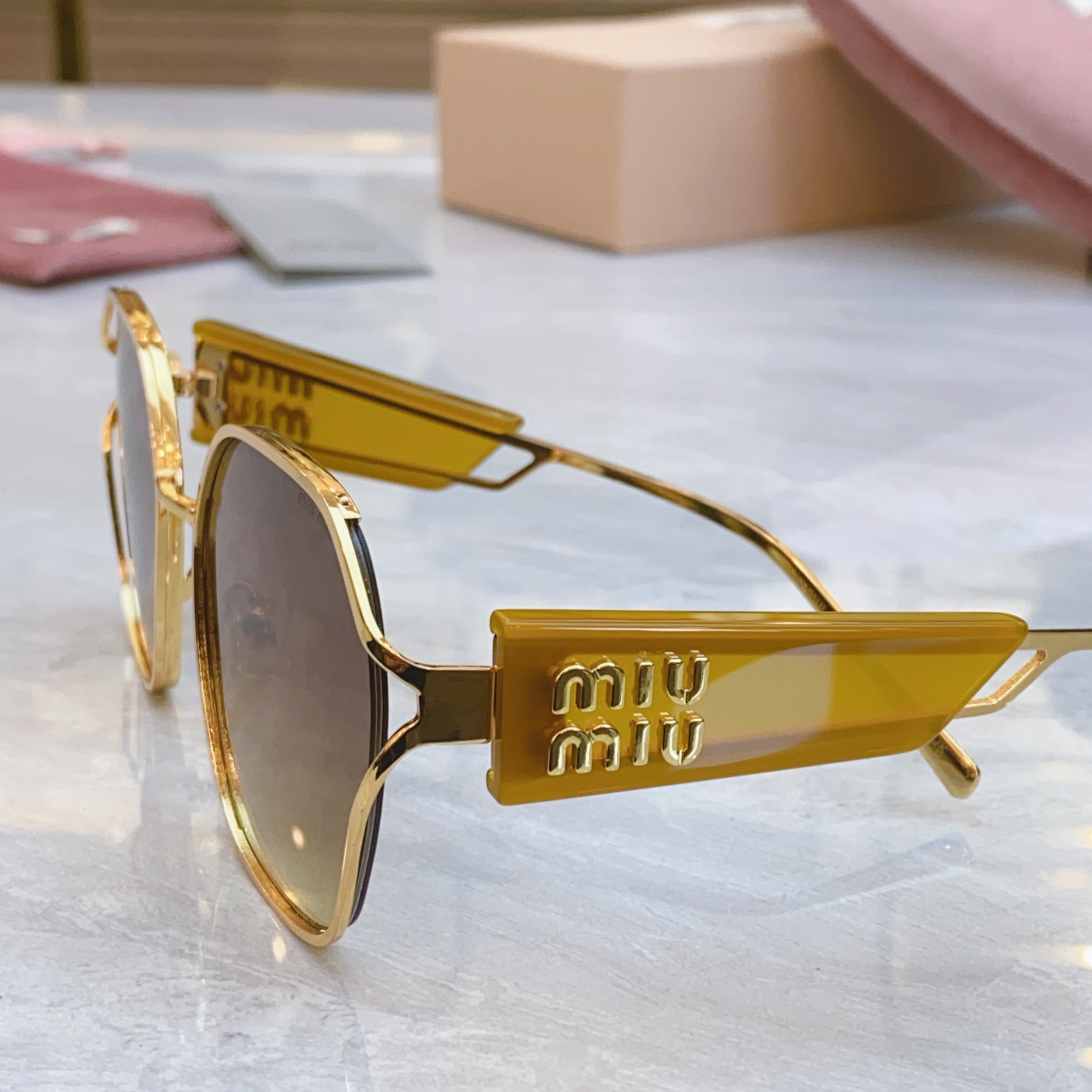，【MIU MI*】缪缪新款太阳镜，MODELSMU 133AV，SIZE：56口18-142