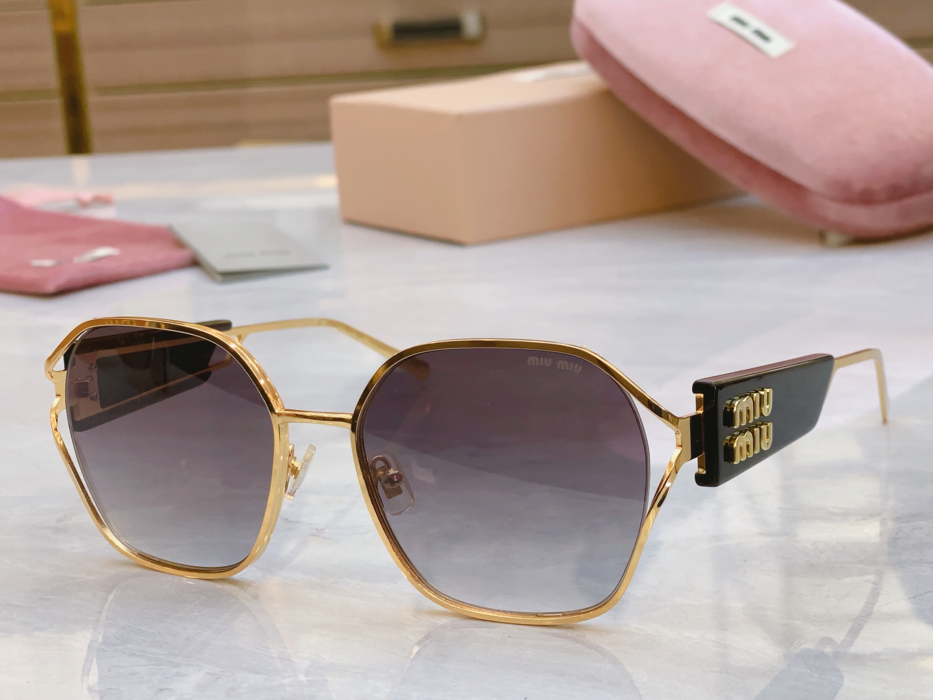 ，【MIU MI*】缪缪新款太阳镜，MODELSMU 133AV，SIZE：56口18-142