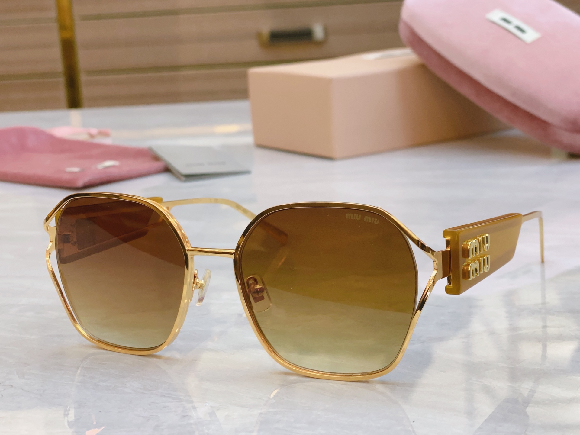 ，【MIU MI*】缪缪新款太阳镜，MODELSMU 133AV，SIZE：56口18-142