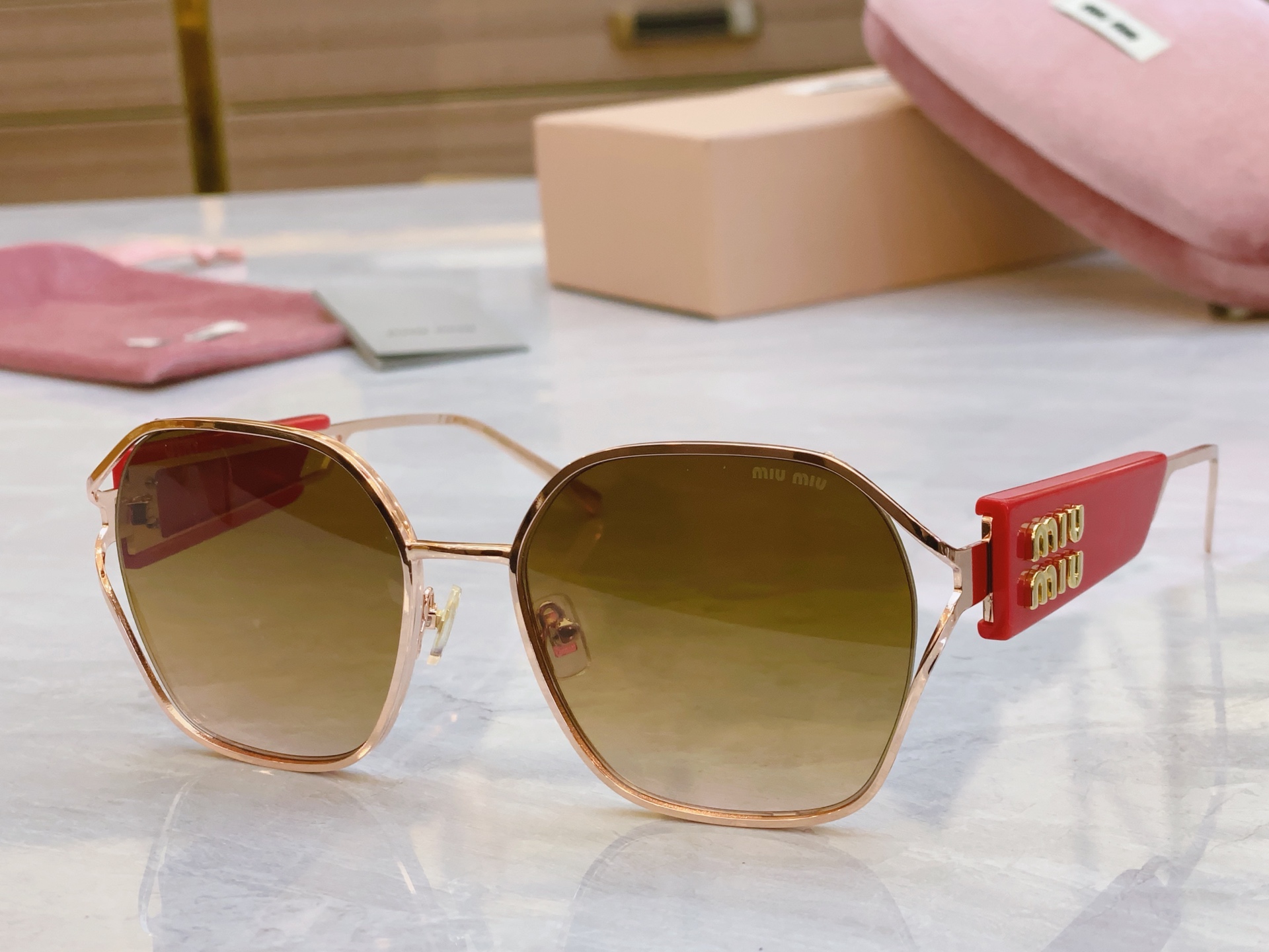 ，【MIU MI*】缪缪新款太阳镜，MODELSMU 133AV，SIZE：56口18-142