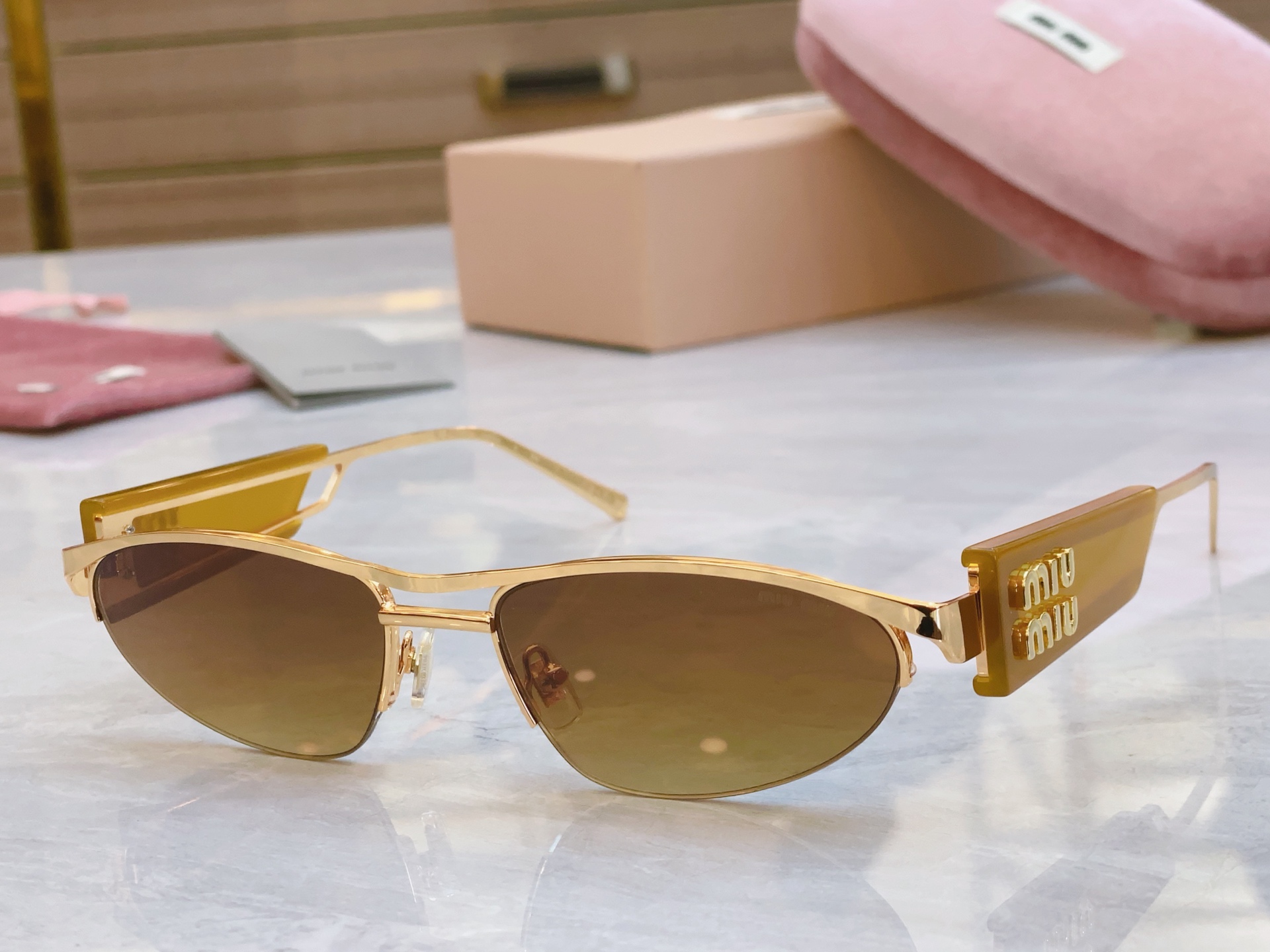 ，【MIU MI*】缪缪新款太阳镜，MODELSMU 132AV，SIZE：56口18-142
