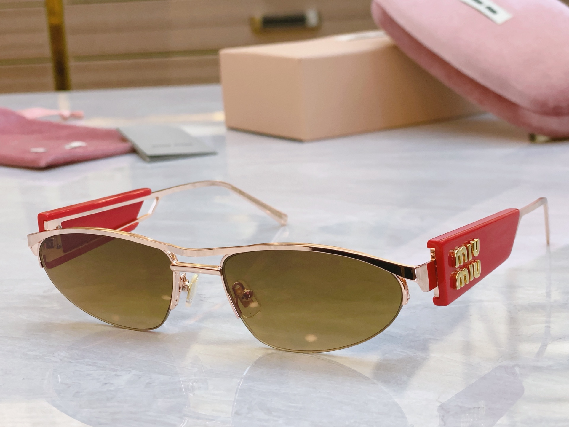 ，【MIU MI*】缪缪新款太阳镜，MODELSMU 132AV，SIZE：56口18-142