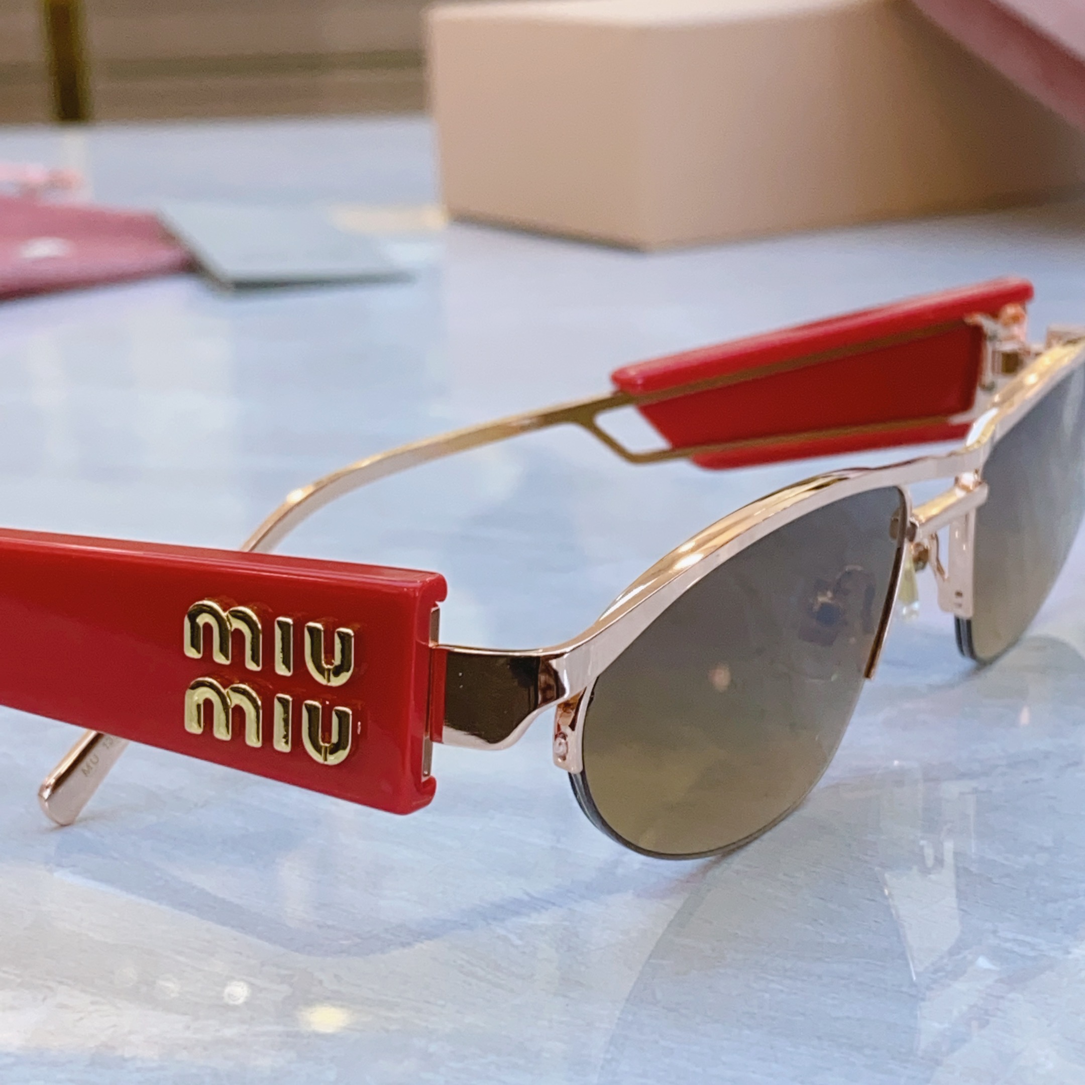 ，【MIU MI*】缪缪新款太阳镜，MODELSMU 132AV，SIZE：56口18-142