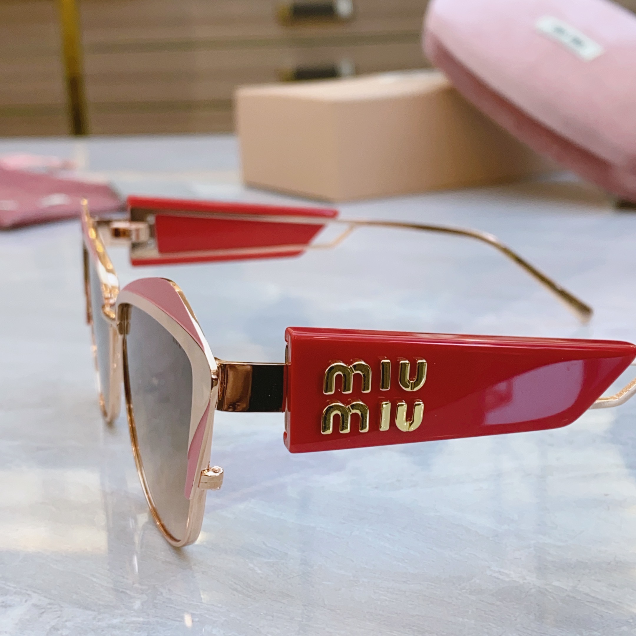 ，【MIU MI*】缪缪新款太阳镜，MODELSMU 136AV，SIZE：56口18-142