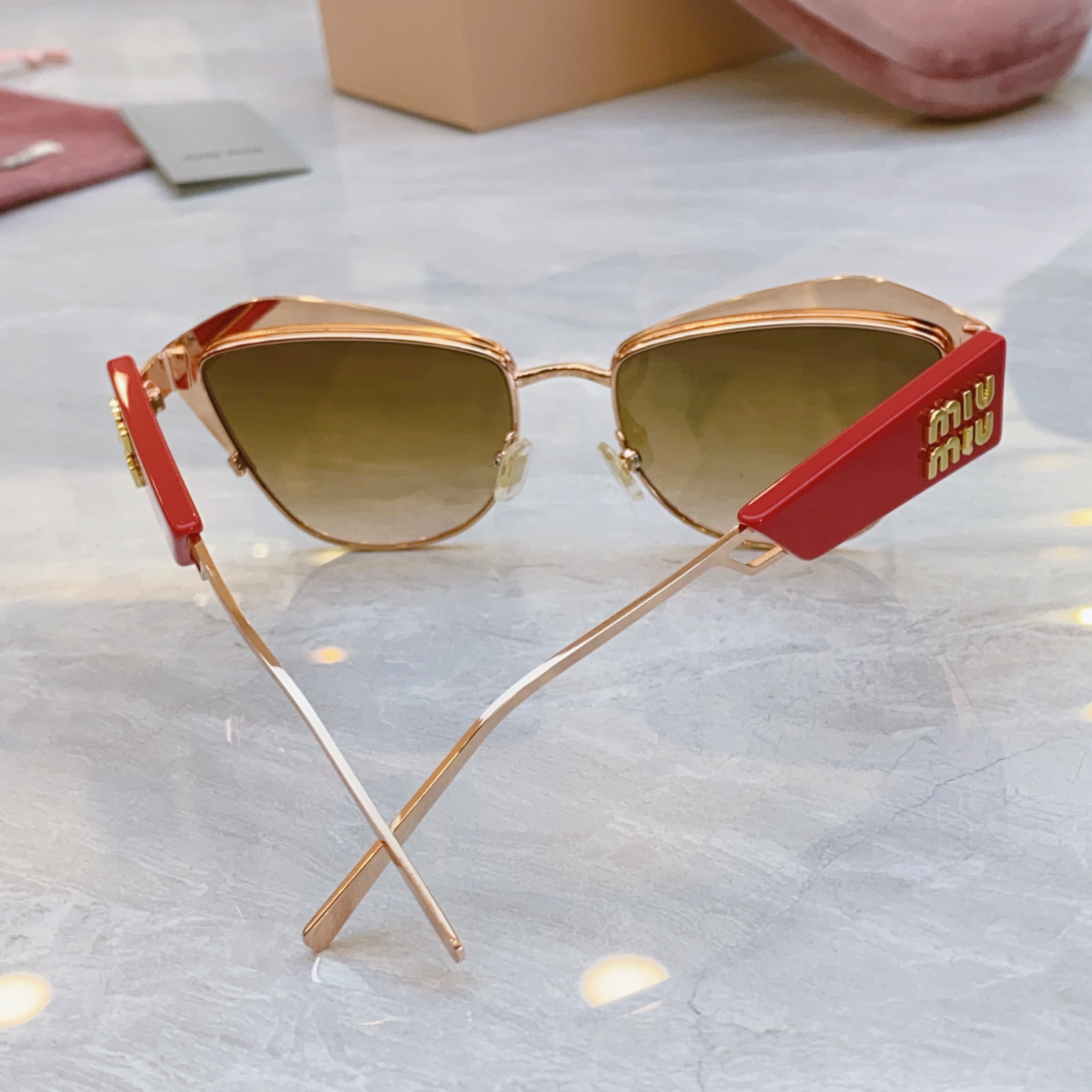 ，【MIU MI*】缪缪新款太阳镜，MODELSMU 136AV，SIZE：56口18-142