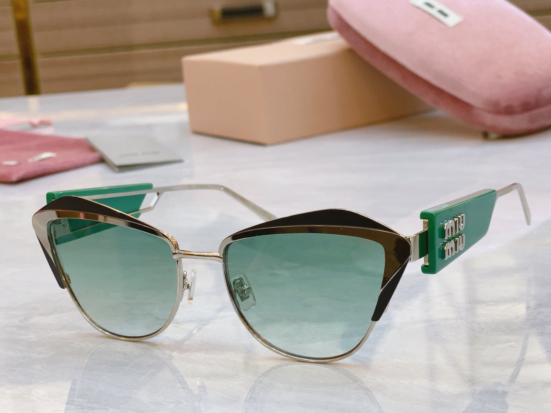 ，【MIU MI*】缪缪新款太阳镜，MODELSMU 136AV，SIZE：56口18-142