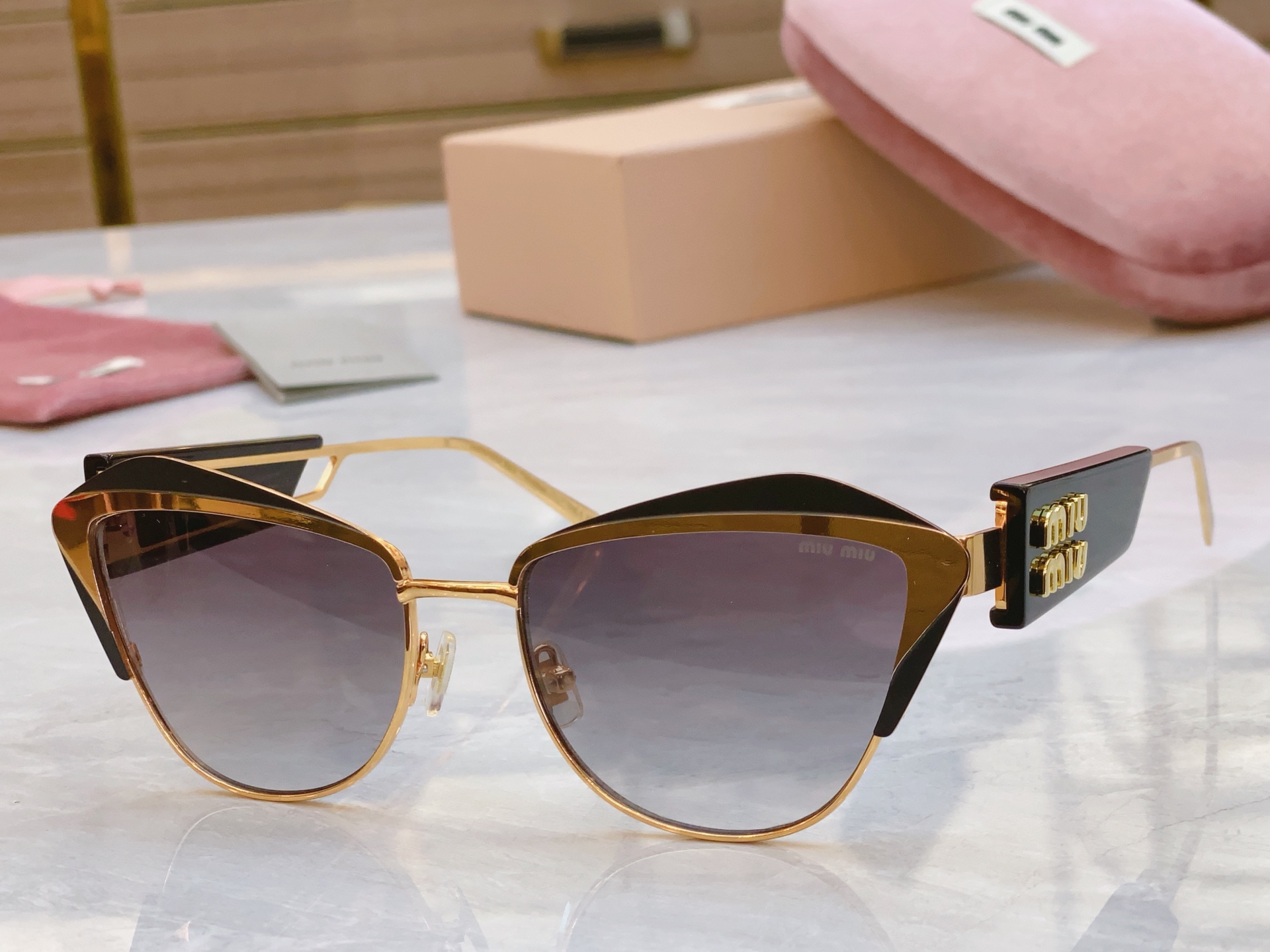 ，【MIU MI*】缪缪新款太阳镜，MODELSMU 136AV，SIZE：56口18-142
