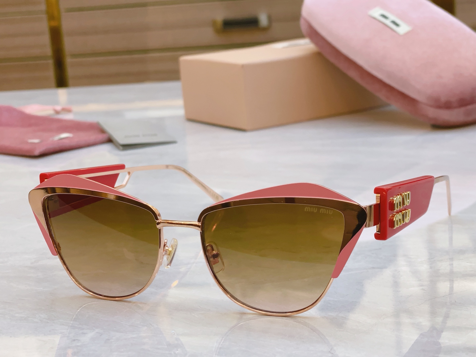 ，【MIU MI*】缪缪新款太阳镜，MODELSMU 136AV，SIZE：56口18-142