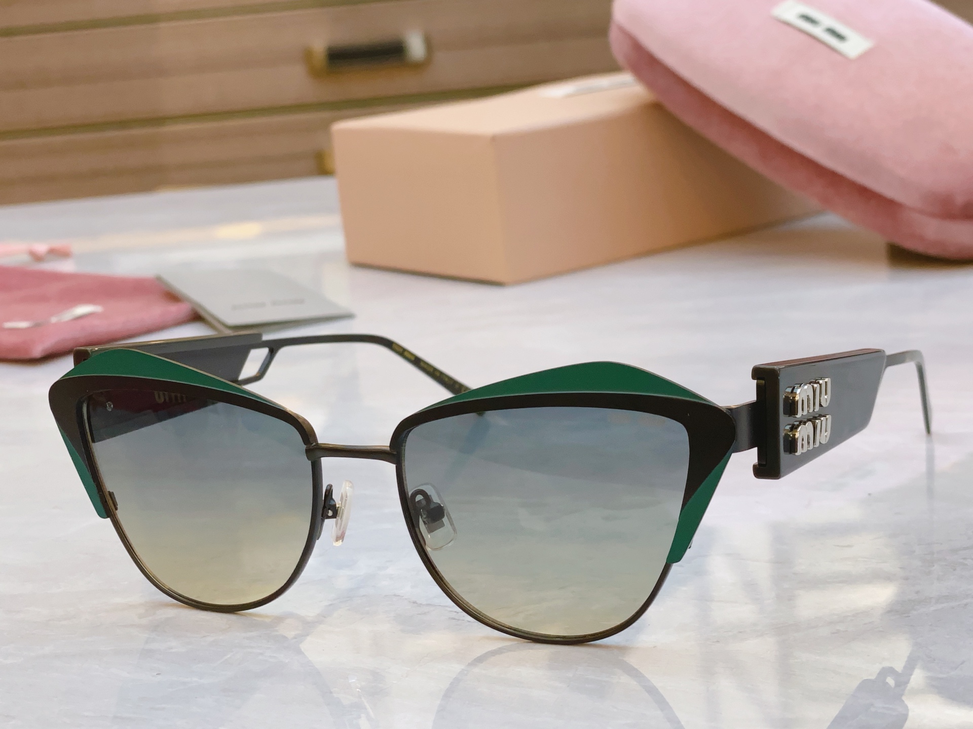 ，【MIU MI*】缪缪新款太阳镜，MODELSMU 136AV，SIZE：56口18-142