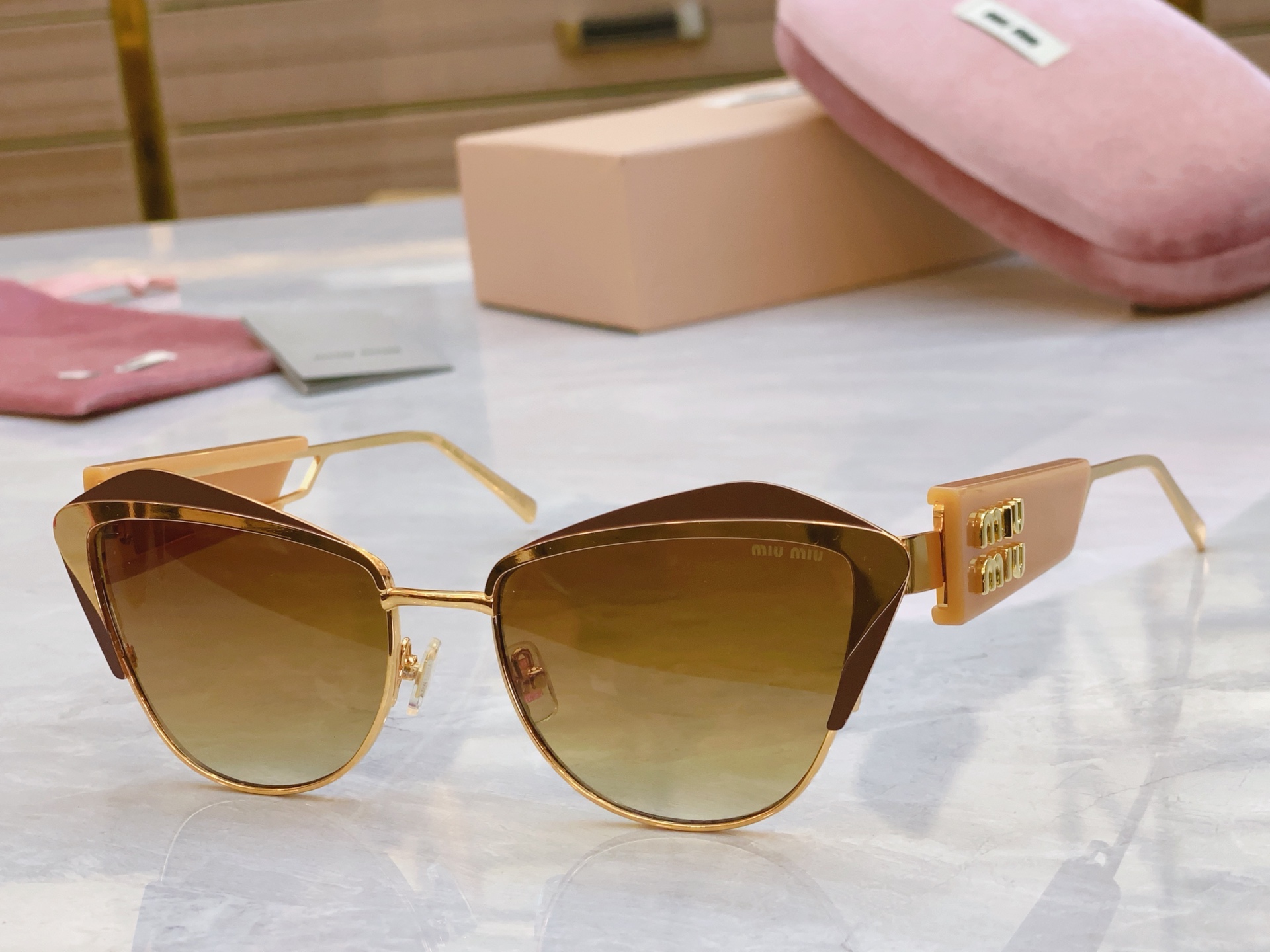 ，【MIU MI*】缪缪新款太阳镜，MODELSMU 136AV，SIZE：56口18-142
