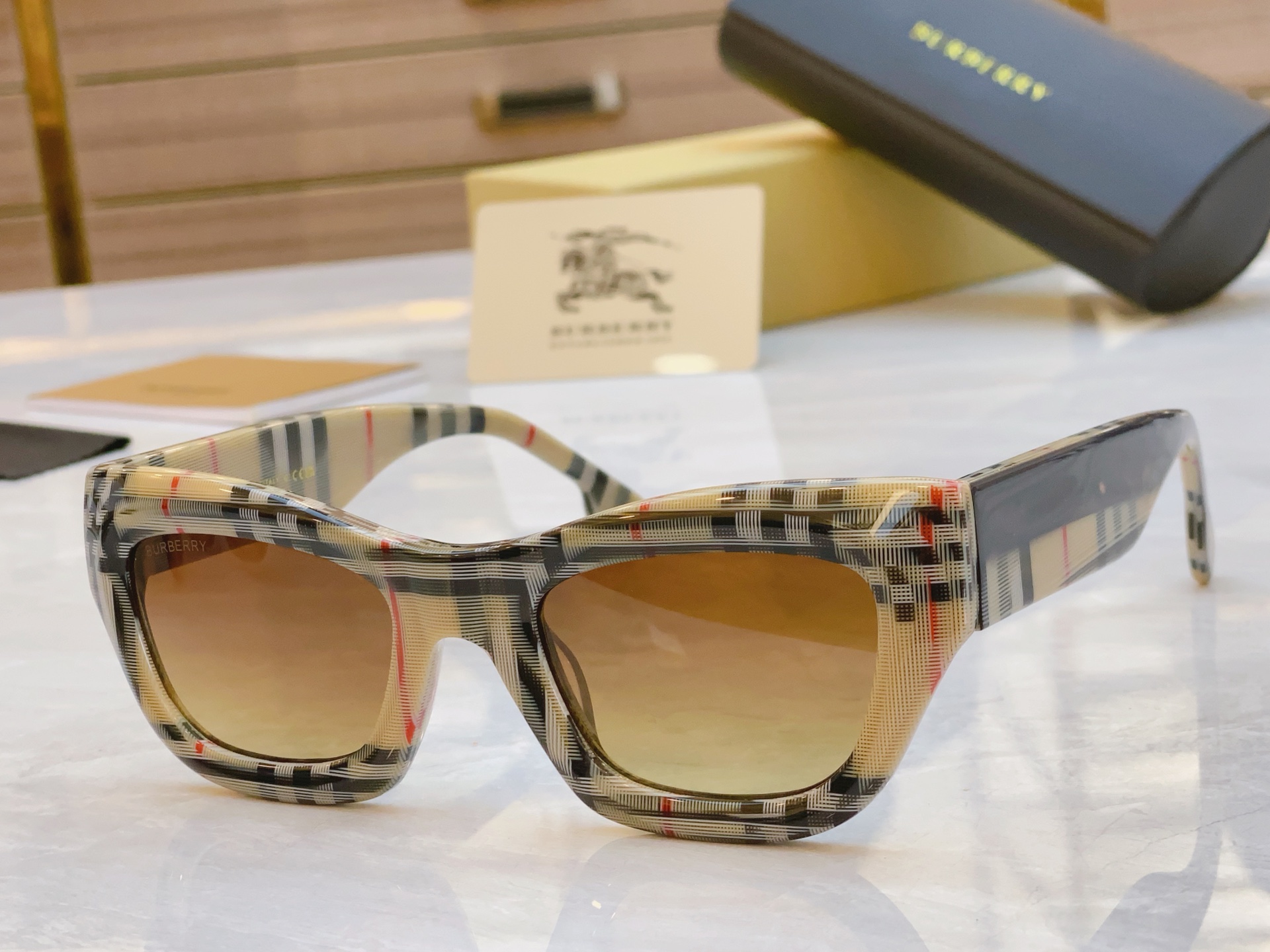 ，【BURBERR*】巴宝*莉新款太阳镜🕶️，MODEL：BE6006，SIZE：53口23-145