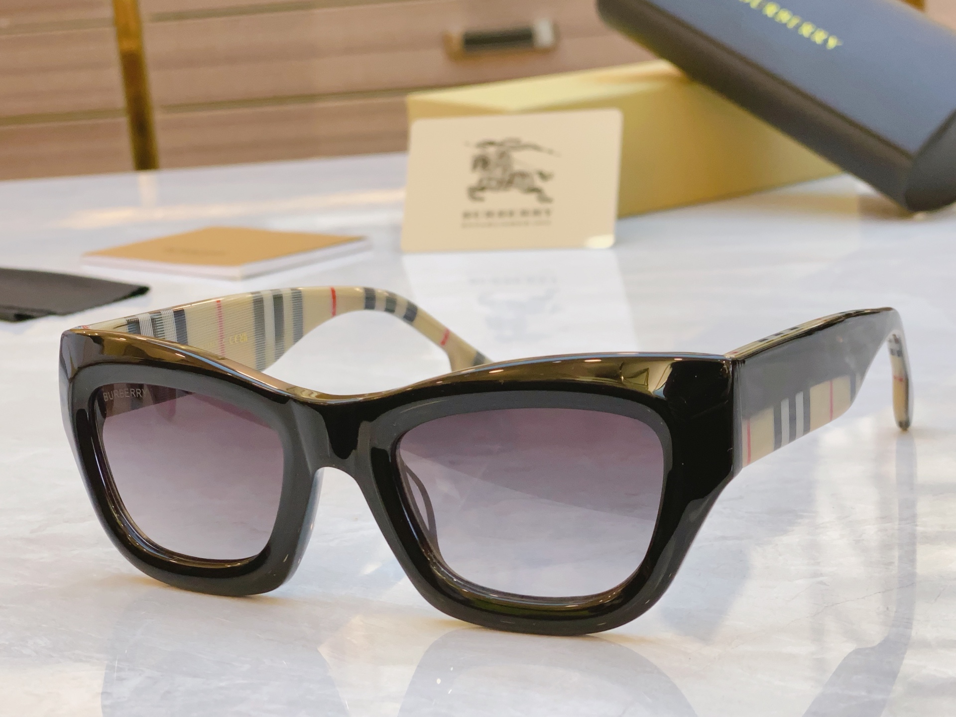 ，【BURBERR*】巴宝*莉新款太阳镜🕶️，MODEL：BE6006，SIZE：53口23-145